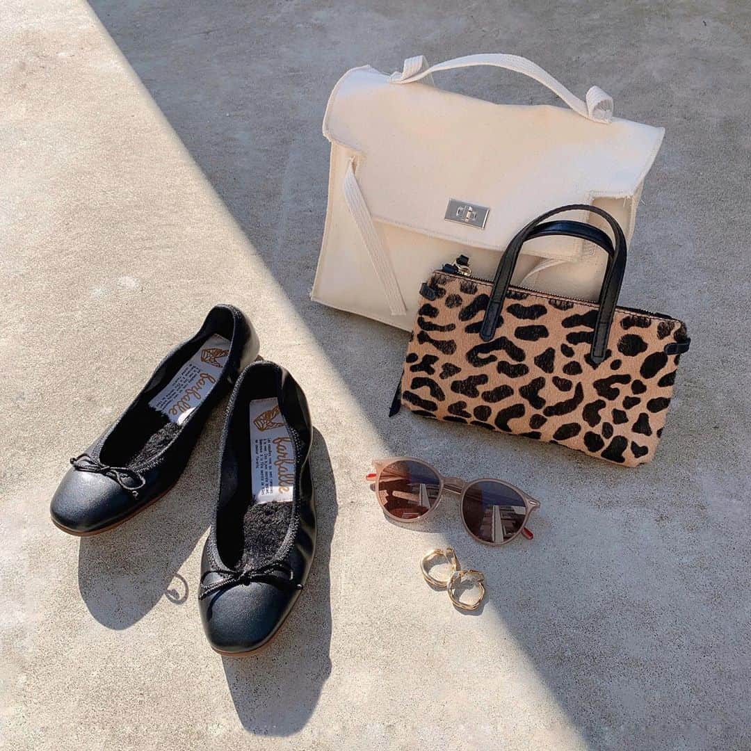Sayakaのインスタグラム：「* 今日の小物たち🥿👜💕 ふわふわのインソールファーが気持ち良いバレエシューズでお出かけ☺️💓 . . #fashion #ootd #shoes #shoeslover #balletshoes #farfalle #bag #giannichiarini  #sea #sunglasses #beautyopticalsalon #goldaccesory #seadsmara #sayakas_favorite #今日の小物 #バレエシューズ #ファルファーレ #バッグ #ジャンニキアリーニ #サングラス #ビューティーオプティカルサロン」