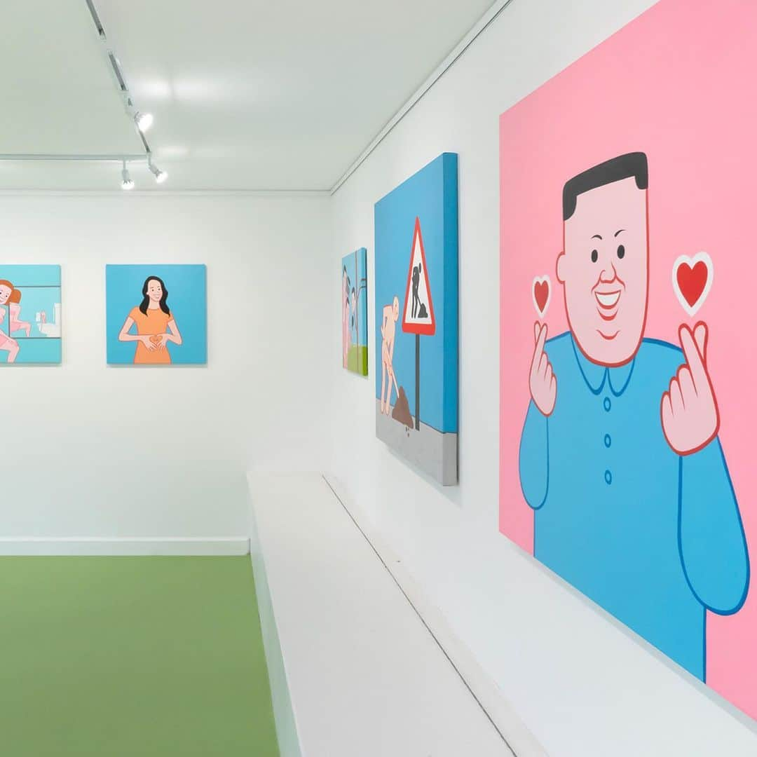 Vogue Taiwan Officialさんのインスタグラム写真 - (Vogue Taiwan OfficialInstagram)「#VogueExhibition﻿ ﻿ 西班牙黑色幽默創作鬼才Joan Cornellà即將二度訪台，舉辦「JOAN CORNELLÀ：I’M FULL OF SHIT 台北特展 2019」，帶來數十件全新作品、限量版畫及兩座自拍系列雕塑，同時今年發行的最新畫《Everyone Dies Alone》也將於展期間限定販售。﻿ ﻿ 來自巴賽隆納的 Joan Cornellà，經常以性、宗教、種族、政治為創作題材，以獨特視角與超現實的鮮豔色彩，將當代社會的禁忌題材轉入他獨有的奇詭風格。﻿ ﻿ Joan Cornellà 筆下人物常帶有空洞虛無的眼神，以及無論面對任何狗屁倒灶或光怪陸離，都掛在臉上的一抹詭異微笑。﻿ ﻿ 這次首度來台的兩座自拍系列雕塑，堪稱 Joan Cornellà 最經典也最受歡迎的作品之一，以諷刺當代自拍文化的題材，卻引來大量觀眾於作品前自拍，以嘲弄觀眾的方式來取悅觀眾，大抵也只有 Joan Cornellà 能做得如此理所當然。﻿ ﻿ 📆時間：2019 年 11 月 15 日（五） – 12 月 8 日（日）11:00 – 18:00﻿ 📍地點：台灣設計館 04 展區（台北市光復南路133號／松山文創園區內）﻿ 📍票價：200 元﻿ 📍售票單位：KKTIX、FamiPort（機台選 KKTIX 售票）﻿ ﻿ #JoanCornella #松山文創園區 #台灣設計館 #silvia」11月10日 22時25分 - voguetaiwan