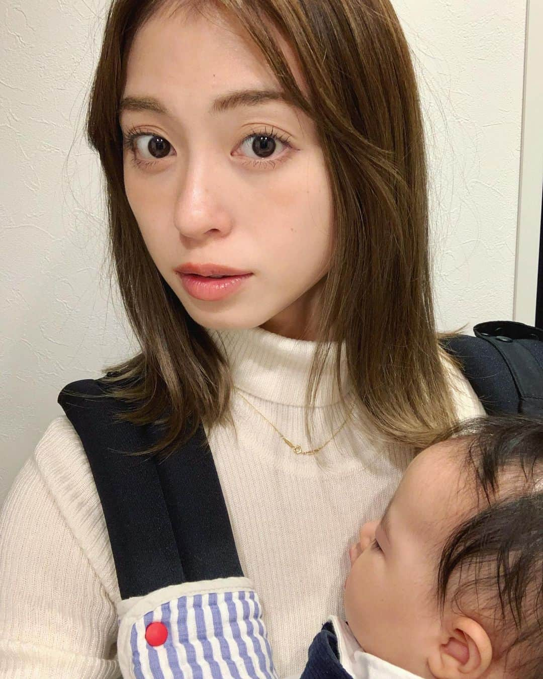 大川藍さんのインスタグラム写真 - (大川藍Instagram)「こないだ友達と美容院行ってきました💇‍♀️ 2人とも子連れでも対応してくれて助かりました🥺カラーのオーダーはおしゃれにしてくだいってお願いしてます！！髪毛だいぶ伸びてきて、息子ちゃんが邪魔そうなので、結べるぐらいのギリギリラインで切ってもらいました！ @freera_takayasu いつもありがとうございます！！ 美容院行けてルンルンな1日でした！！ はぁ幸せ〜💖 #産後#美容院#ママ#男の子ママ#ベビー#ママコーデ#授乳コーデ#赤ちゃんのいる生活#赤ちゃんのいる暮らし#coordinate#outfit#ootd#プチプラ#プチプラコーデ#instalife#instagood#instapic#instalike#instap」11月10日 22時33分 - okawa_ai