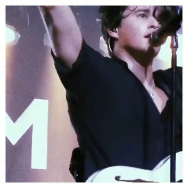 コナー・ボールのインスタグラム：「tmr is MONDAY🤯 /video credits to @laurivvs / #thevamps #bradleysimpson」