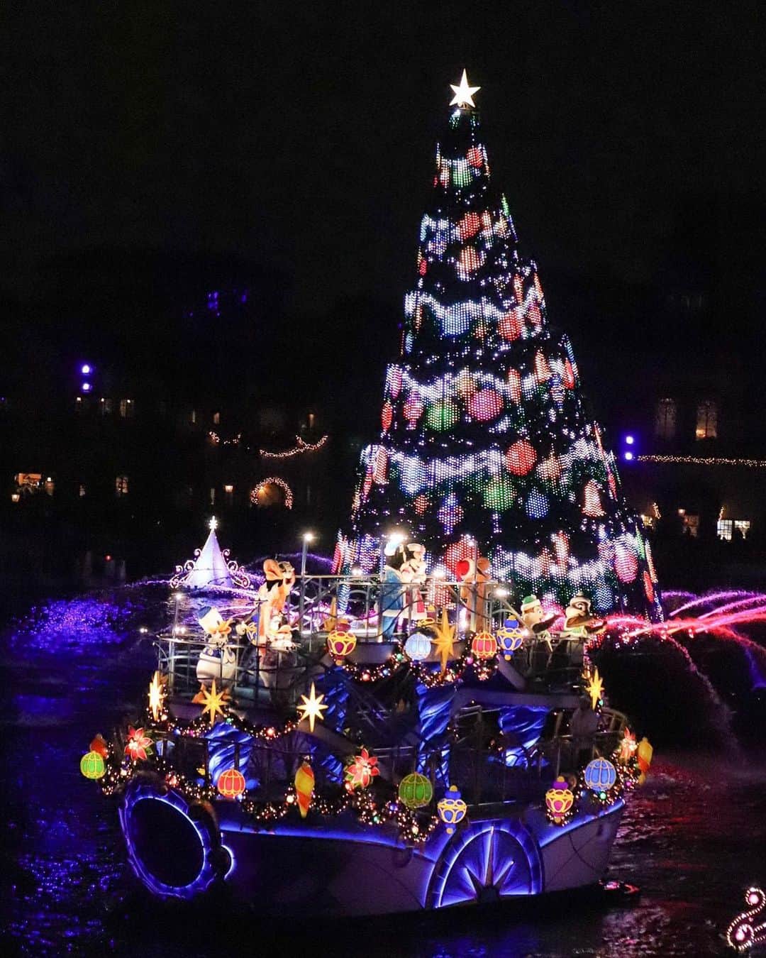 のインスタグラム：「＊ ＊  カラクリを見るために夜活でした🎄  だれもがクリスマスファミリ〜♫ #tokyodisneyresort #tokyodisneysea #disneychristmas #colorofchristmas #disney #disneygram #disneylove #disneylover #カラーオブクリスマス #カラーオブクリスマス2019 #クリスマスファミリー #ディズニークリスマス #ディズニークリスマス2019 #カラクリ #ディズニー #ディズニー女子 #カメラ女子 #ディズニー好きな人と仲良くなりたい #ディズニー好きな人と繋がりたい #夜からディズニー」