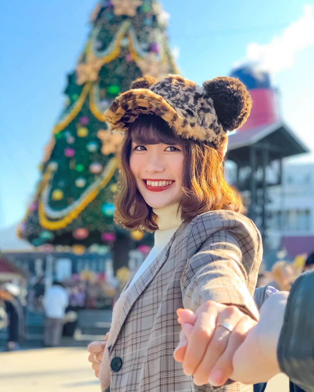 のインスタグラム：「ㅤ ㅤ ほら、行くよ！🎄💫 ㅤ ㅤ ㅤ ㅤ ふみかがすごいこだわって 素敵に撮ってくれた写真🥺💕💕 ㅤ いや〜〜 クリスマスだねぇ🎅🏻❤️ ㅤ ㅤ ㅤㅤ ㅤ ㅤ ㅤ #kana_disney ㅤ ㅤㅤㅤㅤ #東京ディズニーシー #ディズニーシー #東京ディズニーリゾート #アメリカンウォーターフロント #ssコロンビア号 #ポンポンキャップ #レオパード #ディズニークリスマス #クリスマス #クリスマスツリー #ディズニーコーデ #セットアップ #ポートレート #ポートレートモード #tokyodisneysea #tds #tokyodisneyresort #tdr #disneychristmas #christmastree #iphonexs」
