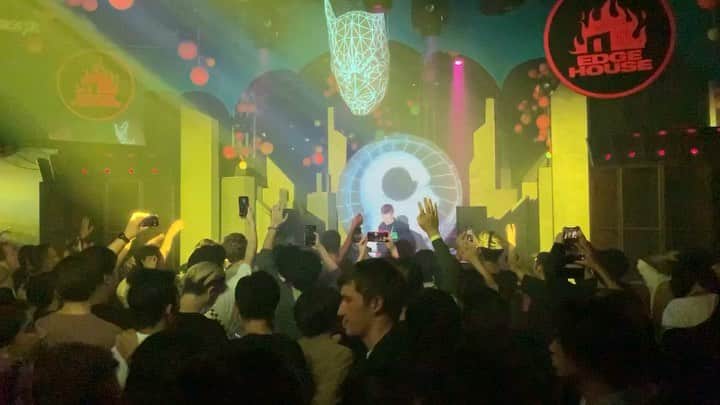 DJ DARUMAのインスタグラム：「だんだんイイ感じのパーティになってきた🔥🏠 音楽詳しくなくても全然平気だから皆気軽に遊びに来てね😘 @edgehouse_tokyo @elibrownbeats #edgehouse」