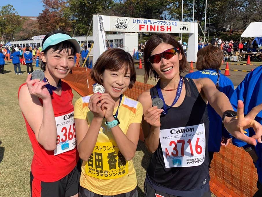 西谷綾子さんのインスタグラム写真 - (西谷綾子Instagram)「✴︎ #いわい将門ハーフマラソン  1時間28分46秒(4:12/km) ・ つくばマラソン2週間前に👍 RUN仲間に素敵な大会を教えてもらい感謝💞 (満足度の高い大会♡オススメです！) ・ みんなとレース前後に ”あーだね、こーだね”って話をする時間があり 楽しさが倍増っ❣️😆😂👏 ・ BaSRCオリジナルパーカー✌️☺️ #ゴールした後の達成感 #喜び #楽しさ #面白さ  #レース中は自分との戦い #仲間に感謝」11月10日 22時39分 - ayako.nishitani