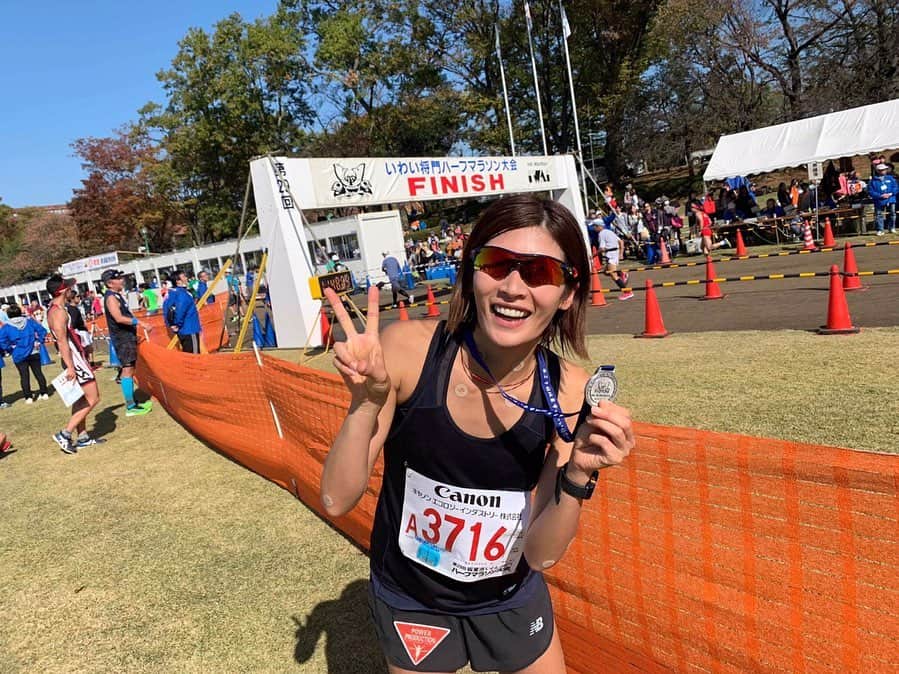 西谷綾子のインスタグラム：「✴︎ #いわい将門ハーフマラソン  1時間28分46秒(4:12/km) ・ つくばマラソン2週間前に👍 RUN仲間に素敵な大会を教えてもらい感謝💞 (満足度の高い大会♡オススメです！) ・ みんなとレース前後に ”あーだね、こーだね”って話をする時間があり 楽しさが倍増っ❣️😆😂👏 ・ BaSRCオリジナルパーカー✌️☺️ #ゴールした後の達成感 #喜び #楽しさ #面白さ  #レース中は自分との戦い #仲間に感謝」