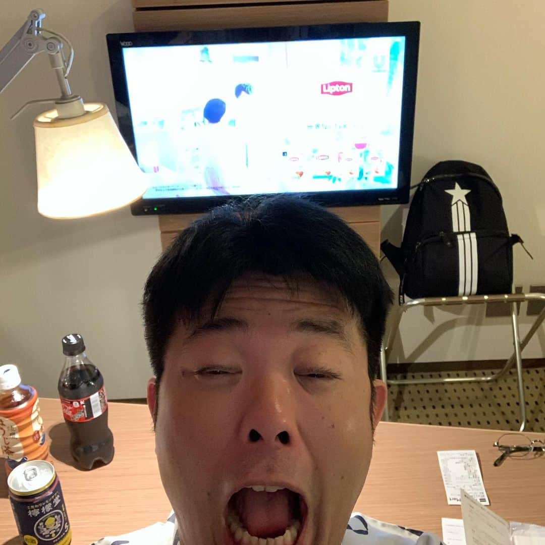 西川晃啓のインスタグラム：「気絶ホテル  先日泊まったホテルがよくて気絶 #あるある探検隊#レギュラー#気絶#気絶の日々#ギャグ#名古屋#サンルートプラザホテル名古屋#部屋#ディスク#珍しい#快適#営業#のんびり」