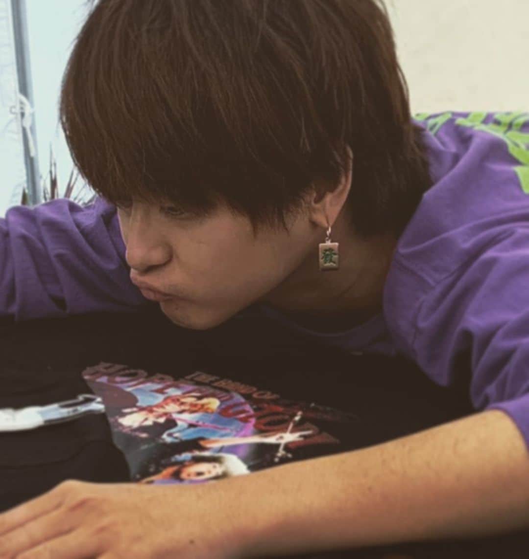 のインスタグラム：「高松MONSTERありがとう！！！ 最高でした。 昨日の広島もぶちあげでした。  今回のツアーはツアータイトルに僕らのバンド名が入ってます。 今まで自分たちのバンド名を使って ツアーをしたことが無かったけど。 このタイミングでしたのにも メンバーがすぐ納得して決まったのにも ある種の"覚悟"って言葉が全員の頭に浮かんでたからなのかなと思いました。 是非、足を運べそうな方は遊びに来てみてくださいな。 追加公演もありますんで！  LIVE TOUR - DISH// - 2019」