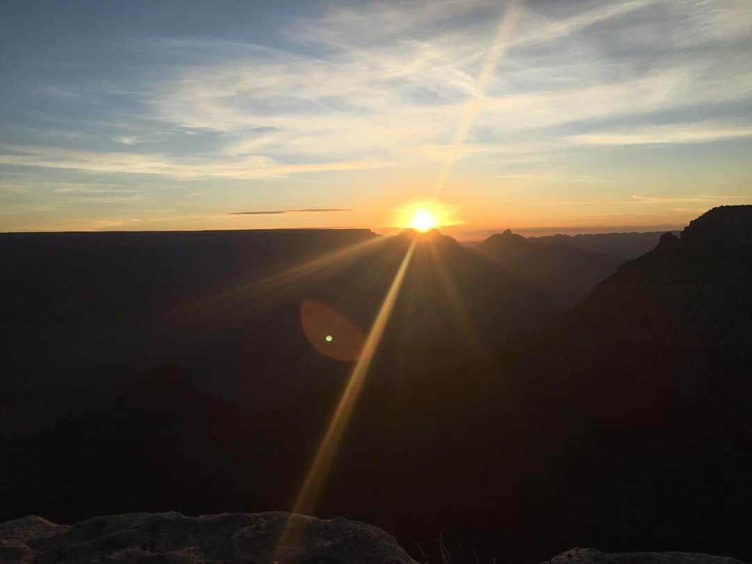 納富有沙のインスタグラム：「. Sunrise in Grand Canyon🌅 . . . #lasvegas #lasvegastrip #grandcanyon #view #scenery #superbview #amazing  #japan #usa #actress  #ラスベガス #ラスベガス旅行 #グランドキャニオン #グランドキャニオン国立公園 #絶景 #景色」