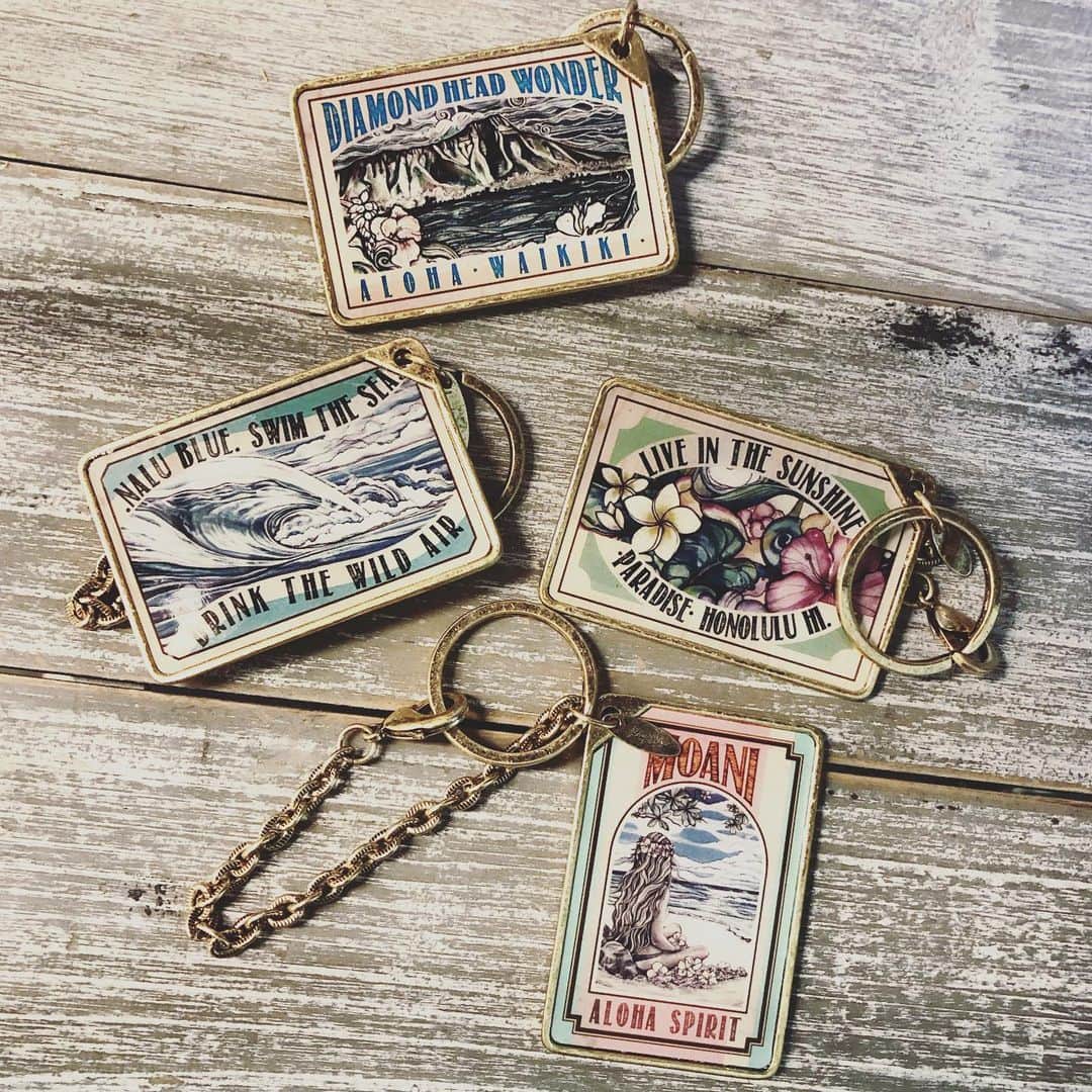 ラレイアのインスタグラム：「🌴 Colleen Wilcoxシリーズから🆕ライン "Haleiwa  Vintage" 😍💞 ・ アートのトーンが落ち着いたハワイの人気ローカルスポットの #ハレイワ にあるヴィンテージショップにあるようなラインナップ🧡 ・ 今日まで✨ お買い物マラソンSALEでクーポンも配布中😊 楽天ポイントも20倍ポイントバック中です！ ・ ・ 23:59までなのでお見逃しなく💫  @colleenwilcoxgallery_jp  @laleia_official  #colleenwilcox #art #hawaii #aloha #surf #beach #artstagram #honolulu #photography #photogenic #ハワイ #フォトジェニック #インスタ映え #インスタ女子 #アロハ #ビーチ #海好きな人と繋がりたい #ハワイ好きな人と繋がりたい #海を感じる雑貨 #ギフト #プレゼント #ラレイア #ヴィンテージ #楽天 #大人カジュアル #コリーンウィルコックス #秋」