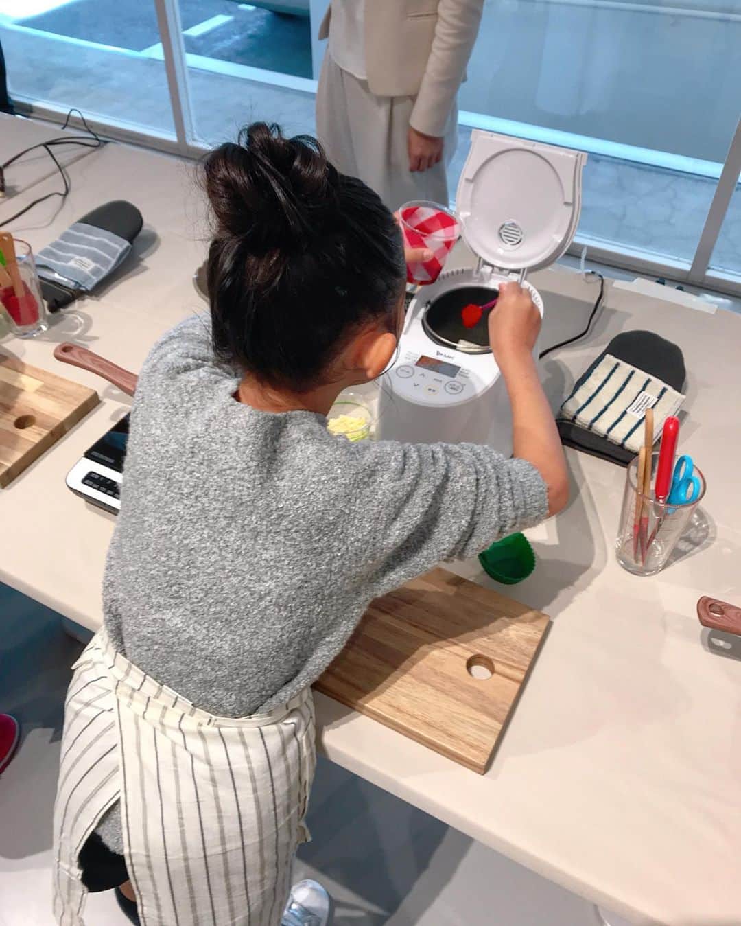 笹口直子さんのインスタグラム写真 - (笹口直子Instagram)「久々に娘とお料理教室へ。 エムケー精工様のもちブレンダーを使ってもちもちピザ🍕を作りました(*^^*) ・ ・ シンプルで置き場所に困らなそうなコンパクトデザインのもちブレンダー。 ・ ・ 切り餅とピザソースをいれたらピザ生地が簡単にできるので、娘に全てお任せ🍳 ・ ・ 好きな具材をのせてフライパンでもちもちピザができました！ ・ ・ お正月いつもお餅を余らせちゃう我が家には有難い調理家電。 和洋中、スープやスイーツまで幅広く使えるのと使い方も簡単だったので、またおうちでも作ってみたいと思います🍴 ・ ・  #おもち活動 #もち活 #餅 #お餅 #おもち #イタリアン #小麦アレルギー #グルテンフリー #ダイエット #もちブレンダー #PR #おうちごはん #お料理好きな人と繋がりたい #stellamccartneykids」11月10日 13時58分 - na.o.ko.16