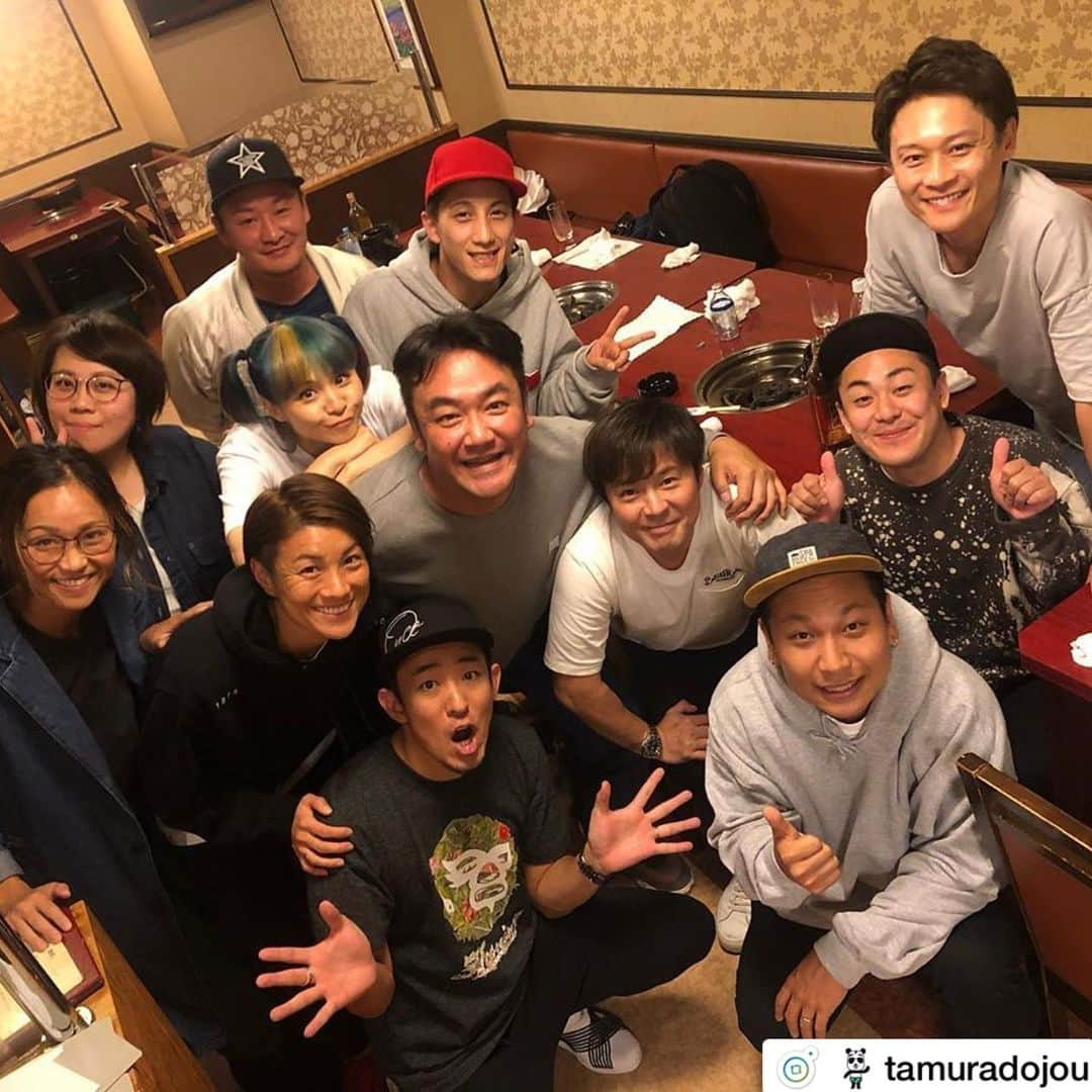 misoNosukeさんのインスタグラム写真 - (misoNosukeInstagram)「. . 11/4の夜ご飯も楽しすぎたけど 11/9『大阪パフェ』1日目も最高でした！ （もちろん終わってからの食事も面白すぎたし） 11/10『大阪パフェも』2日目も 盛り上がること間違いナシ！ . ↓ . #repost by @tamuradojou . . 今季もオーストラリアのチームに行く 女子サッカー近賀選手の毎度お馴染み激励会！！に 今回はたくさん人が集まってきた。 . 約束してたわけやないのに 人がなぜか集まってくる時ってあるよね。 それがこの日でした。 . misono夫妻にベリーグッドマンMOCA ほんで普段は大阪におるわけない ファンキー加藤君まで！！ . とんでもなく楽しい夜でした！！ MOCAも加藤君も次会うのは大阪パフェ！！ 楽しみやー！！ . . #大阪パフェ #月亭方正 #たむけん #たむらけんじ #ファンキー加藤 #ベリーグッドマン #近賀ゆかり #misono #nosuke #当日晴れ予報 #万博記念公園 #紅葉 #フェス #グルメ #スポーツ」11月10日 13時53分 - misono_koda_official