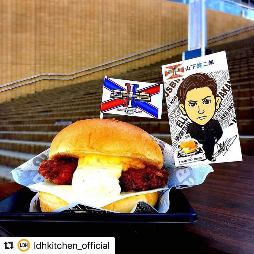 居酒屋えぐざいるPARKさんのインスタグラム写真 - (居酒屋えぐざいるPARKInstagram)「@ldhkitchen_official . 『出張居酒屋えぐざいる～RAISE THE FLAG KITCHEN～in OSAKA』開催中🎊🎊 . RAISE THE FLAG さぁ、掲げよう🔥🔥 . 三代目 J SOUL BROTHERSの 2年ぶりとなるドームツアー💫💫 . 三代目 J SOUL BROTHERS LIVE TOUR 2019“RAISE THE FLAG”大阪公演にて、出張居酒屋えぐざいるとして、FOODコーナー・OKASHIコーナー・ENNICHIコーナーを展開中🤗‼️ . 【FOODコーナーからのご紹介🙋‍♂️】 本日は、、、 🍔《山下 健二郎》Fresh Fish Burger🍔 バンズからはみ出すほどボリューミーな白身魚のフライに、チーズ🧀で美味しさをプラスしたフィッシュバーガー🤤🌿 . 釣り好きにはたまらない一品🙌‼️ . ぜひ、お召し上がりください😋 . 出張居酒屋えぐざいるでパワー補給💪をして、みんなで“RAISE THE FLAG”で、最高に盛り上がりましょう🙌 . 【FOODメニュー】 ☆FOOD 《NAOTO》NAOTOさ～んのパニーニ 800円 《山下 健二郎》Fresh Fish Burger 800円 《ELLY》食べるっしょ！RAISE THE ホットドッグ 800円 ☆DRINK 《岩田 剛典》俺オーレ 700円 《小林 直己》RAISE THE FLAG スカッシュ700円 《今市 隆二》Lager 800円 ※未成年者の飲酒は法律で禁止されています。又、未成年者に対しては酒類を販売致しません。購入の際は顔写真付きの身分証の提示をお願い致します。 《今市 隆二》Jr.Lager 800円 ※こちらの商品はノンアルコールとなっております。 ☆SWEETS 《登坂 広臣》RAISE THE ICE 800円 . 【OKASHIメニュー】 ★RAISE THE FLAG SET 5000円 ・選べるメンバーセット(SET限定トート用ストラップ、SET限定ネックストラップ) ・出張居酒屋えぐざいるWATER ・J.S.B.CHIPS ・RAISE THE FLAG ランチバッグ ★J.S.B.ⅢBOX(チョコサンドクッキー/バナナ味) 2500円 ★RAISE THE FLAG 楽しんで来ました★(地域限定) 1500円 ★J.S.B.ⅢTablet(全63種) 1000円 ★J.S.B.CHIPS(コンソメ味) 500円 ★出張居酒屋えぐざいるWATER 500円 ～J.S.B.Ⅲネックストラップ付～(全28種) . 【ENNICHIコーナー】 ★J.S.B.Ⅲボウル ★J.S.B.Ⅲくじ ★J.S.B.Ⅲハンマー ★J.S.B.Ⅲスロー . 【営業日時】 《湊町リバープレイス プラザ3》 11/9(土)　 OKASHIコーナー・FOODコーナー・ENNICHIコーナー 販売時間：10：00～17：00 11/10(日)　 OKASHIコーナー・FOODコーナー・ENNICHIコーナー 販売時間：10：00～16：00 ※京セラドームから湊町リバープレイス プラザ3まで距離目安 ・車10分、バス20分、徒歩26分 . 《京セラドーム 1Fバス乗降場》 11/9(土) OKASHIコーナー 販売時間：10：00～17：00(終演後1時間程度) 11/10(日) OKASHIコーナー 販売時間：10：00～16：00(終演後1時間程度) . 【 注意事項 】 ●商品には数に限りがございますので、無くなる場合がございます。 ●食品は、手洗いを充分にしてからお早めにお召し上がり下さい。 ●荒天等の場合、営業を中断、中止する場合がございます。 ●営業時間は、混雑状況や天候等により、予告無く変更する場合がございます。 ●基本、屋外となります。気温の変化が激しい季節となりますので、体調管理にはくれぐれもお気をつけいただき、お越し下さいませ。 . ※上記の注意事項、予めご了承ください。 . . #三代目JSOULBROTHERS #RAISETHEFLAG #RTF #EXILETRIBE #出張居酒屋えぐざいる #LDHkitchen #大阪 #OSAKA #京セラドーム #ドーム #わくわくが止まらない #FreshFishBurger」11月10日 13時56分 - izakaya_exile