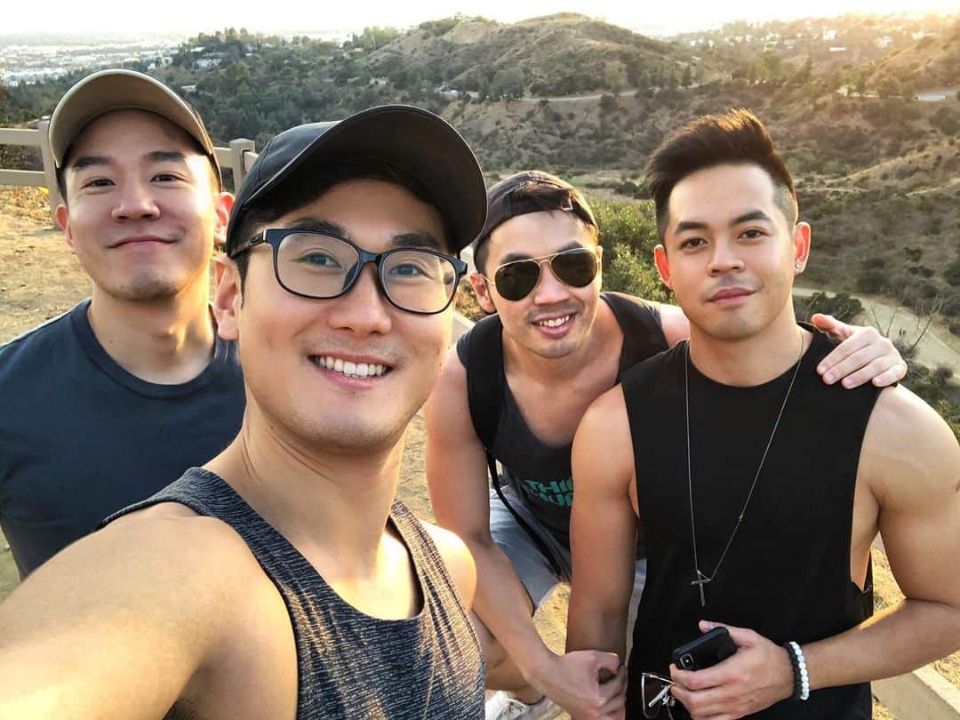ヒューバートのインスタグラム：「Back in LA with my boys! Missing a couple of them in here...🌅🌄🌇」