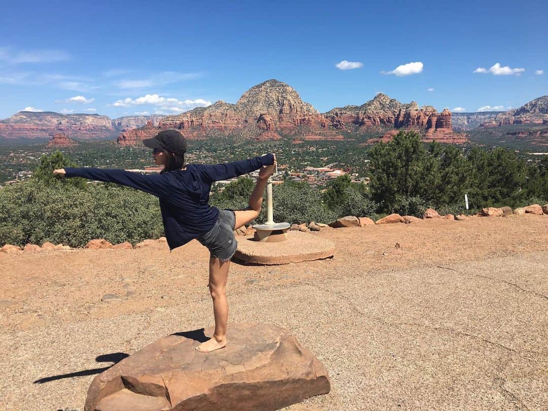 納富有沙のインスタグラム：「. I visited Sedona that is famous as a spiritual place. I did yoga on a rock to relax and get energy from the sacred land. It was comfortable experience.☺️ . . . セドナにも行きましたー！ パワースポットとして有名な土地なので、良いエネルギーをもらえるようヨガで心身を整えました✨ 気持ちよかったな〜😊💞 ちなみに写真ノー加工です！めちゃめちゃ綺麗じゃない？！😍😍 . . . #lasvegas #lasvegastrip #sedona #sedonaarizona #spiritualplace #view #scenery #superbview #amazing #yoga  #japan #usa #actress  #ラスベガス #ラスベガス旅行 #セドナ #パワースポット #絶景 #景色 #ヨガ」