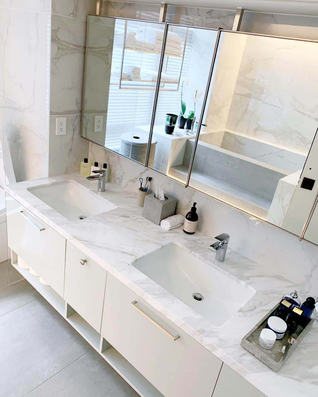 ヴァネッサみどりさんのインスタグラム写真 - (ヴァネッサみどりInstagram)「𝐴𝑚𝑎𝑛 𝑇𝑜𝑘𝑦𝑜 𝑖𝑛𝑠𝑝𝑖𝑟𝑒𝑑 𝑏𝑎𝑡ℎ : 𝐶𝑙𝑒𝑎𝑛, 𝑠𝑖𝑚𝑝𝑙𝑒 𝑏𝑢𝑡 𝑙𝑢𝑥 🕊 . アマン東京のお風呂を 参考したバスルームは 白とグレーで清潔シンプルだけど、 大理石でラグジュアリーに✨」11月10日 14時00分 - midoritakechi