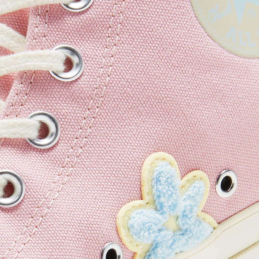 HYPEBEASTさんのインスタグラム写真 - (HYPEBEASTInstagram)「@hypebeastkicks: @golflefleur and @converse are back with a chenille take on the classic Chuck 70. The upper of the shoe features a pink canvas accented by pale yellow and baby blue namesake and flower chenille patches. Additional detailing comes in the form of blue-toned Chuck star ankle branding and GOLF le FLEUR* tongue logos. Look out for it to hit Converse and Golf Wang’s websites and select retailers on November 11.⁠⠀ Photo: Converse」11月10日 14時01分 - hypebeast