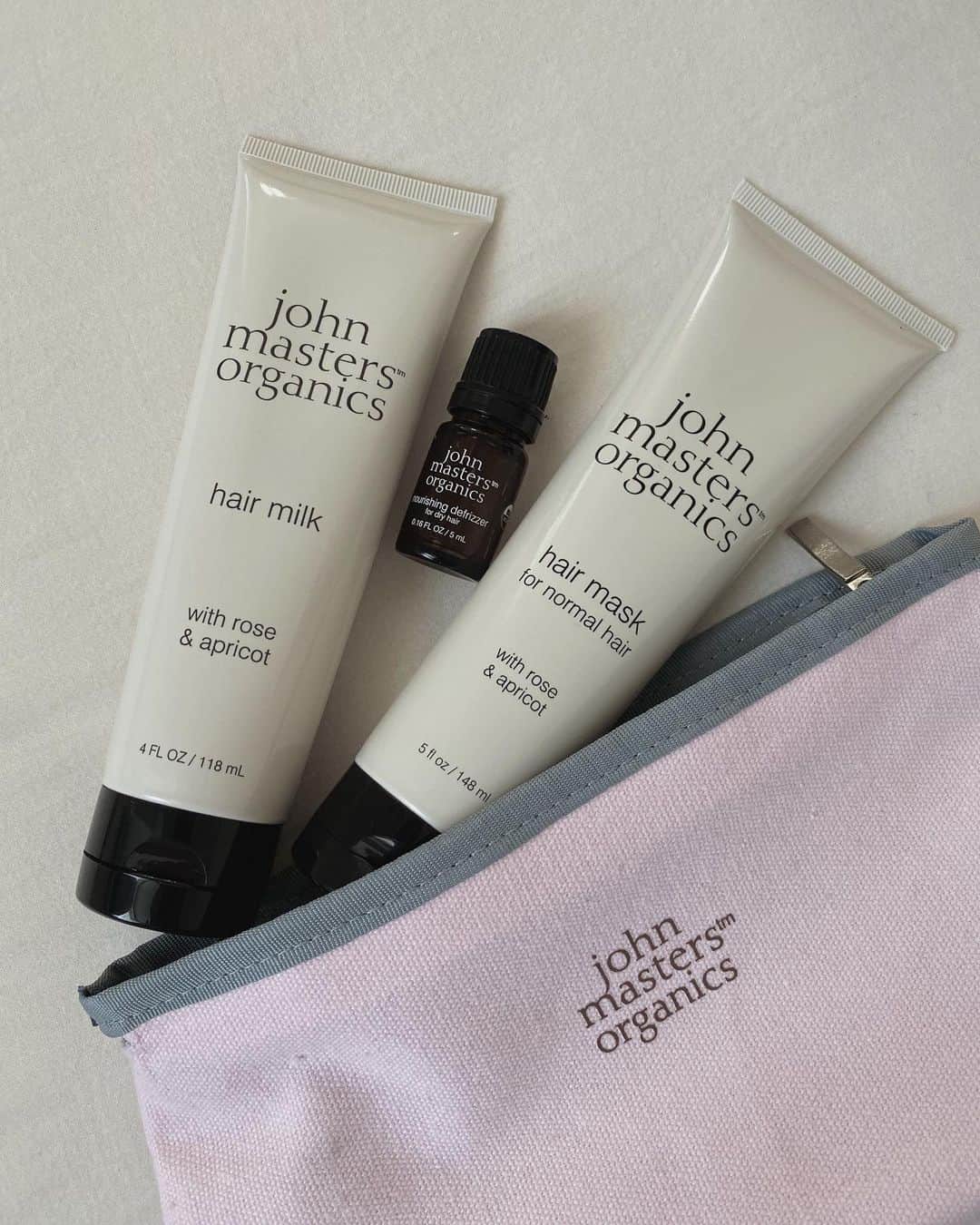 目見田早弥子のインスタグラム：「| 🌹 @johnmastersorganics_japan のローズトリートメント⚐ ローズがふんわり香りながら髪を保湿してくれる。 程よい束感が出るのでこれでスタイリングするのも◯ 可愛いpinkのポーチに ヘアミルク、ヘアマスク、オイルのセット💐 #johnmastersorganics#ジョンマスターオーガニック#ローズトリートメント#iroseyou#PR#ローズ#ヘアケア#オーガニック#haircare」