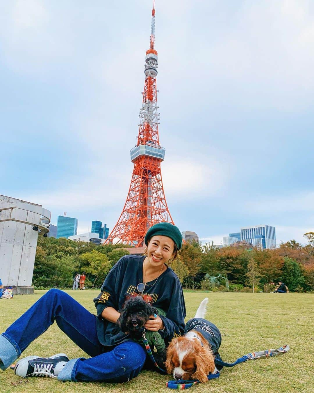 吉田夏海さんのインスタグラム写真 - (吉田夏海Instagram)「お散歩気持ちよかった🐶🧡 . 東京タワーが見えるこのスポット好き🗼🗼🗼 . #tokyo #dog #walking  #東京タワー」11月10日 14時10分 - natsumiiiiiiiiiii