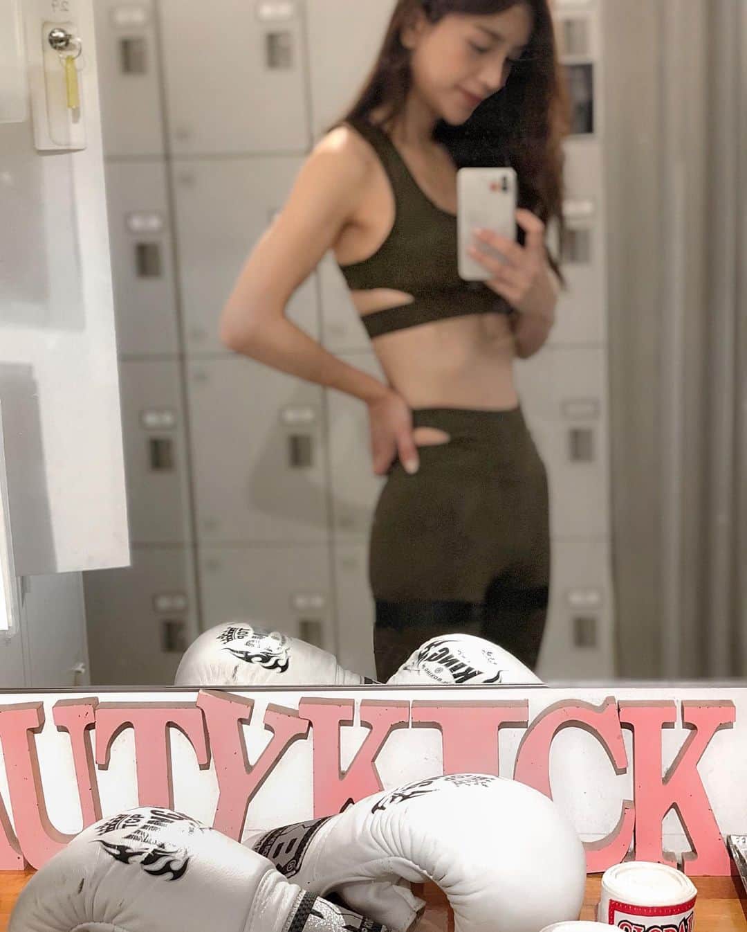 のインスタグラム：「寒くて代謝がダウン。。。﻿ キックで汗かいて温まりましょう✨﻿ @beautykickproject ﻿ ﻿ #maruyumi_kick 運動しすぎると風邪をひいてしまうので﻿ 昨日から運動後にグルタミンを飲み始めました！﻿ ﻿ 筋肉の分解抑制、消化管機能のサポート、免疫力向上、傷の修復などに効果があるアミノ酸。﻿ ﻿ カーキのウェアは﻿ @lavia_official ❤️﻿ ﻿ ﻿  #laviasport #ラヴィアスポーツ #LAVIA  #kickboxing #キックボクシング  #ボディメイク #muaythai #trainingwear #traininggirl ﻿#fitness #gym #bodymake #脚痩せ #格闘技 #ジム #ジムウェア #腹筋女子 #筋トレ #筋トレ女子  #ダイエット #ボクシング #新宿 #キックボクシング女子 #fitnessgirl #フィットネス #パーソナルトレーニング #トレーニング #腹筋 #ヨガウェア」