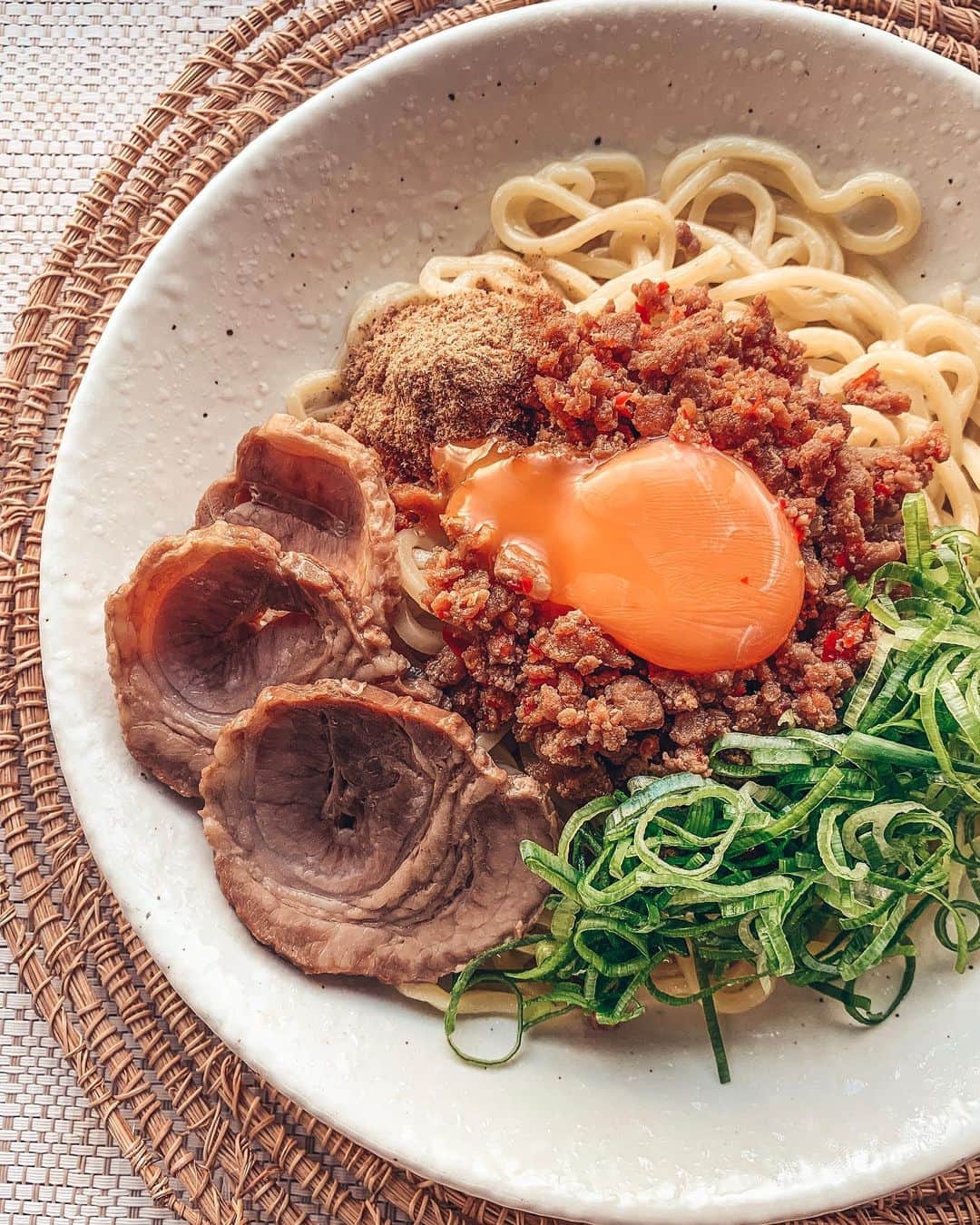 のインスタグラム：「無性に麺類が食べたくて…🍜♥️♥️. . 昨日のランチはお取り寄せで🍥. おうちでこの味がお手軽に楽しめるなんて思ってなかった…！ 量も多くて大満足💯. 太麺と魚の出汁が最高に美味でした🐟 . #黄身がとろーん🤤♡ @ginbare55tsuuhan  #おうちランチ #ランチ #お昼ご飯 #がっつりご飯 #ぎん晴れ55 #お取り寄せグルメ #お取り寄せラーメン #ラーメン通販 #台湾油そば #油そば #名古屋名物 #まぜそば #pr #コラボベース」