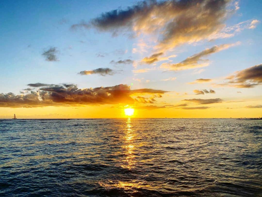 興梠友理さんのインスタグラム写真 - (興梠友理Instagram)「Sunset from Waikiki Beach ・ 毎日ずっとで歩いていたから、やっとサンセットを見ることができた😍 ・ この時期はまだギリギリ海に沈んでくれる✨(ワイキキが島の南側にあるから、真冬になると微妙に日没が見えないんです) ・ #ろぎ子のハワイ旅 #ハワイ #ワイキキ #ワイキキビーチ #サンセット #日没 #hawaii #waikiki #waikikibeach #sunset #sunsetbeach #beachsunset」11月10日 14時19分 - yuri_rogi