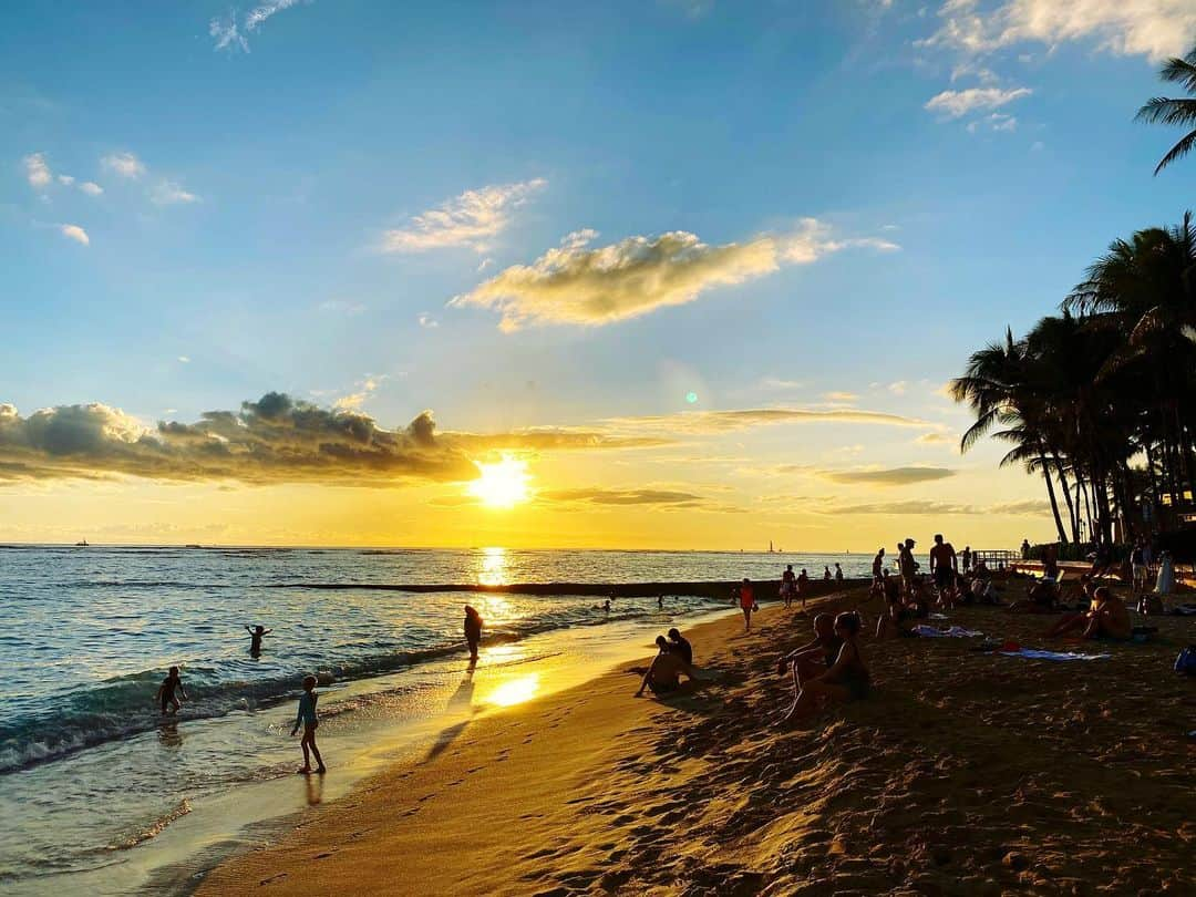 興梠友理さんのインスタグラム写真 - (興梠友理Instagram)「Sunset from Waikiki Beach ・ 毎日ずっとで歩いていたから、やっとサンセットを見ることができた😍 ・ この時期はまだギリギリ海に沈んでくれる✨(ワイキキが島の南側にあるから、真冬になると微妙に日没が見えないんです) ・ #ろぎ子のハワイ旅 #ハワイ #ワイキキ #ワイキキビーチ #サンセット #日没 #hawaii #waikiki #waikikibeach #sunset #sunsetbeach #beachsunset」11月10日 14時19分 - yuri_rogi