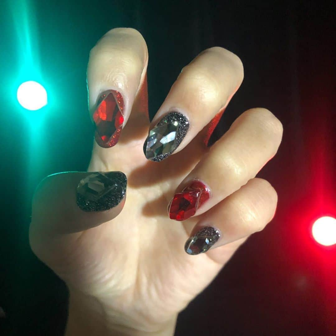 桜井莉菜さんのインスタグラム写真 - (桜井莉菜Instagram)「NEWネイル💅✨ 今回は黒✖️赤❤️🖤 自爪が全部弱ってたので短めに切って揃えてもらった🙋‍♀️ 期間限定自爪強化期間ネイル😍 こんなに短いの久々… ってか、はじめて？ いつものストーンを先端じゃなく、あえて真ん中にONしてひび割れも防止😊💖 これはこれでとっても可愛い❤️ 次は少し長くする予定🤪 担当は @ayaka_shinohara_wiz 💓 最後の写真は、客の上でくつろぐウメちゃま🐶🐶🐶 #nail#ネイル#赤#黒#red#black」11月10日 14時25分 - rina__sakurai