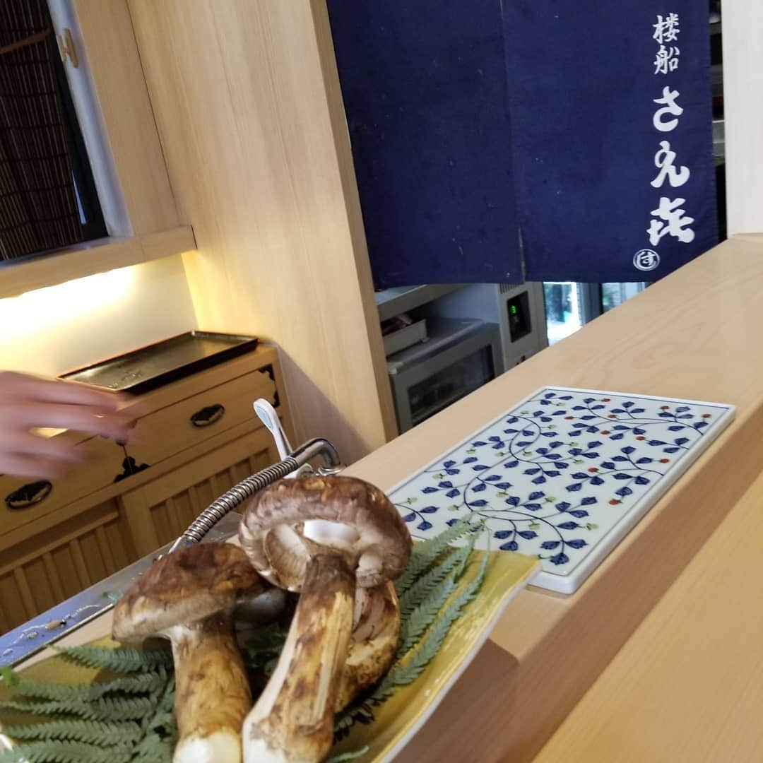 今堀恵理さんのインスタグラム写真 - (今堀恵理Instagram)「鮨の名店「鮨 さえ㐂（き）」がプロデュース日本初の船内のカウンターで鮨が楽しめる船『楼船 さえ㐂（ろうせん さえき）』@rousen.saeki に行ってきました  カウンターで鮨を食べる為だけに作られた「鮨船」なんです。 8席のみ17時～、19時45分～　の2回、土日はランチもされてます  大阪ベイエリアの景色をパノラマで楽しめるよう 周遊時間は約2時間30分。 サンセットも美しい✨  中央卸売市場前港を発着地とし、海遊館の観覧車、みなと大橋、天保山大橋など、大阪ベイエリアの景色をクルージング  大阪１予約の取れないと言われて た、さえ㐂の味を食べれます 久々のこのシャリ😍好き💕やっと久々に食べれた まぐろ、雲丹もさえ㐂の味だ！  松茸の茶碗蒸し、五島列島の5日昆布締めクエ、つぶ貝しょうゆ焼き、鯖のぼうずし、銀だら、松葉蟹、青森県205キロの三厩マグロ、明石真だこ、北海道のうにとすじこ丼、千葉の煮蛤、などなど 美味しかったし船で食べたのも楽しかったです  予約は電話番号非公開だからネットで  この日のブラウスは @17kg_official のです  #鮨船 #楼船さえ㐂 #三厩マグロ #雲丹丼　#鮨　#sushi #大阪グルメ　#さえ㐂　#赤酢　#今堀恵理　#芦屋セレブ　#グルメ女子　#sunset」11月10日 14時22分 - eriimahori