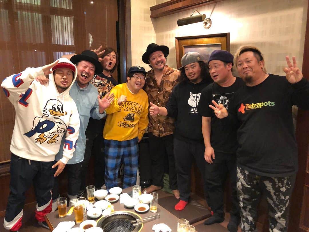 シーサーのインスタグラム：「・ 昨日は福岡で サンボマスターvs MONGOL800 レッツらぷーぷーありがとう様でした◎ 全員優勝!!のスゴイがすぎる夜でした。 最後のサンボとモンパチでやった  星の数月の数 が染みたなぁ。 昨夜もナイスパーティー！ ピス！  #サンボマスター #mongol800 #デカスロン #福岡 #drumlogos」