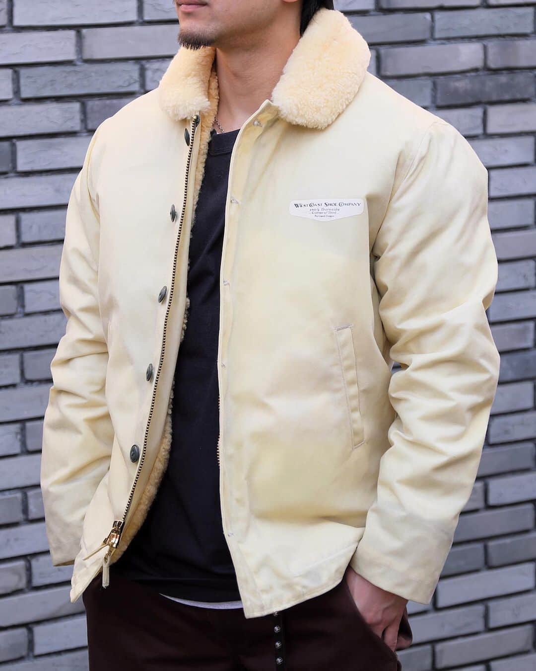 ウェスコさんのインスタグラム写真 - (ウェスコInstagram)「. ご予約受付中! “WESCO×DEHEN N-1 JACKET” . WESCO JAPAN各店では、来期製作となるN-1ジャケットのご予約を承っております。 新色となる『Off White × Gold Mouton Fur』の詳細など、詳しくはスタッフブログ(@wesco_japan アカウントトップのURLからリンクできます)で紹介しておりますのでチェックしてください。 💻オンラインショップでもご予約が可能になりました！ . 【ディーエンが製作するN-1ジャケットとは？】 ボディーライニング全面と襟部分に、アメリカで生まれ育ったメリノ種の羊のみを採用した最高品質のムートンファーを使用し、ジャケットを構成する素材には 1838年創業の老舗ファブリックメーカー、Martin Dyeing & Finishing Co.のドライワックスコットンが使われています。従来のN-1ジャケットの弱点である防水性を克服するとともに、非常に高い保温性も兼ね備えたまさにハ イエンドなN-1ジャケットです。  #dehen #dehenknittingco #N-1 #dehen1920 #oregon #portland #usa #madeinusa #heavyduty #n1deckjacket #wesco #wescojapan #wescoebisu #wescosetagaya #wescokanazawa」11月10日 14時36分 - wesco_japan