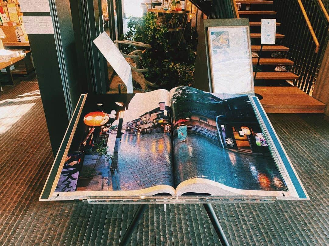 山川就史のインスタグラム：「🚶‍♂️📖 #jj #tflers #japan #kyoto #tsutaya #instagood  #sunday #holiday」