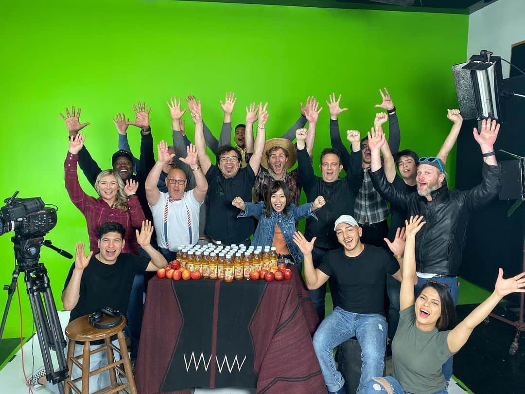 津田菜都美さんのインスタグラム写真 - (津田菜都美Instagram)「* Movie Shooting🎬in Dallas,Texas🤠🍎 Wrap the picture!!!crew and cast💖クランクアップ🙌 初めてのことだらけ。大変でしんどかったけど達成感でいっぱい！ここにいないクルーもみんなありがとう🤝 Thankyou for All😘 #movie#shooting#Texas#Dallas#America#Japan#coproduction#international#Ringojuice#映画#撮影#テキサス州#ダラス#アメリカ🇺🇸#日本🇯🇵#共同制作」11月10日 14時49分 - tsuda_723_official
