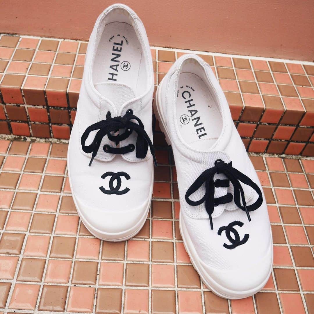 Vintage Brand Boutique AMOREさんのインスタグラム写真 - (Vintage Brand Boutique AMOREInstagram)「SOLD OUT! Vintage Chanel canvas sneakers. Size 38 on the picture is sold, size 35 is available. ▶︎Free Shipping Worldwide✈️ ≫≫≫ DM for more information 📩 info@amorevintagetokyo.com #AMOREvintage #AMORETOKYO #tokyo #Omotesando #Aoyama #harajuku #vintage #vintageshop #ヴィンテージ #ヴィンテージショップ #アモーレ #アモーレトーキョー #表参道 #青山 #原宿#東京 #chanel #chanelvintage #vintagechanel #ヴィンテージ #シャネル #ヴィンテージシャネル #amorewardrobe #アモーレワードローブ」11月10日 14時59分 - amore_tokyo