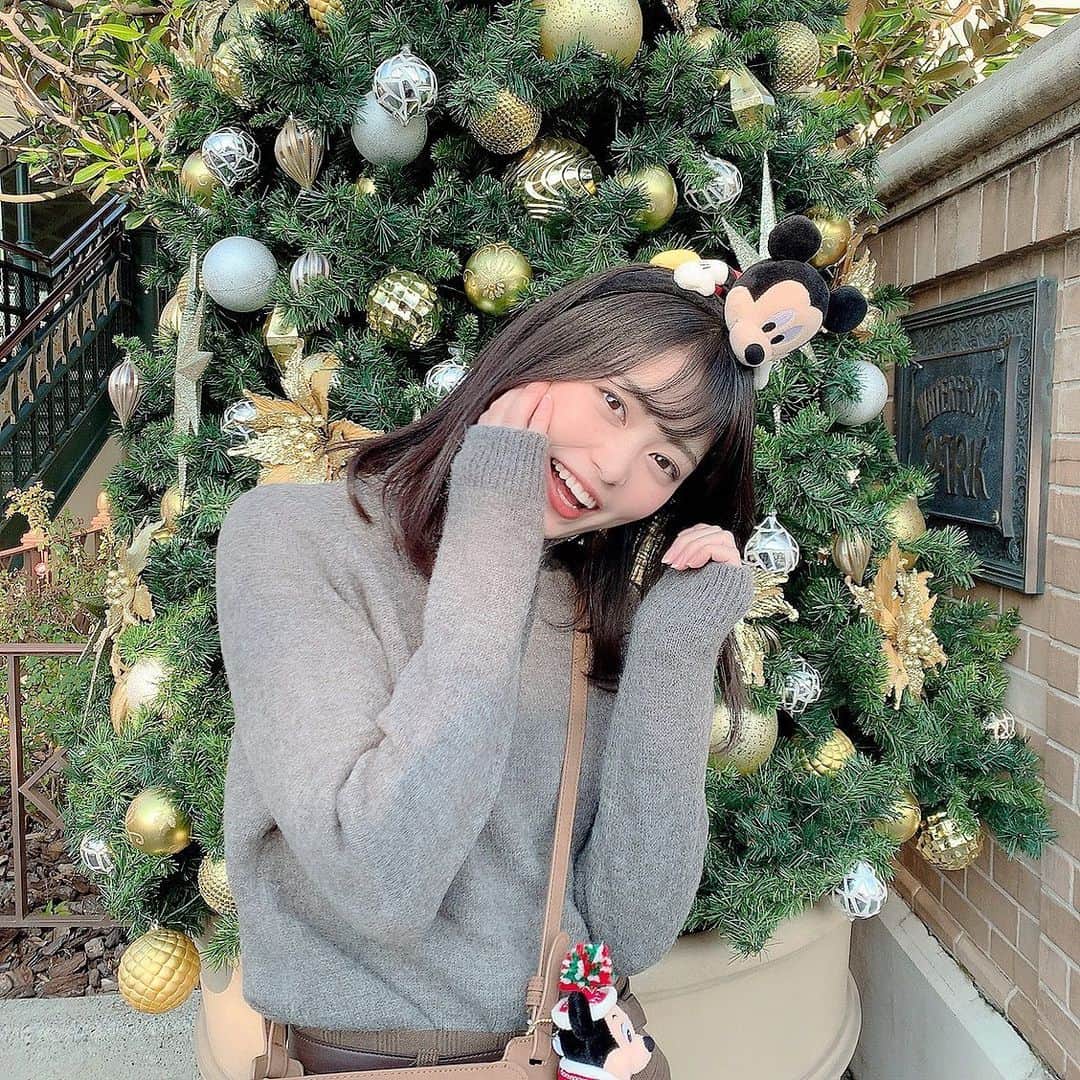 前田亜美のインスタグラム：「. . もうクリスマスですよ。クリスマスムード満載☺︎︎. . . . まだ11月始まったばかりだけど笑. . . #東京ディズニーシー #東京ディズニーリゾート #ディズニー #ディズニーコーデ #Disney」