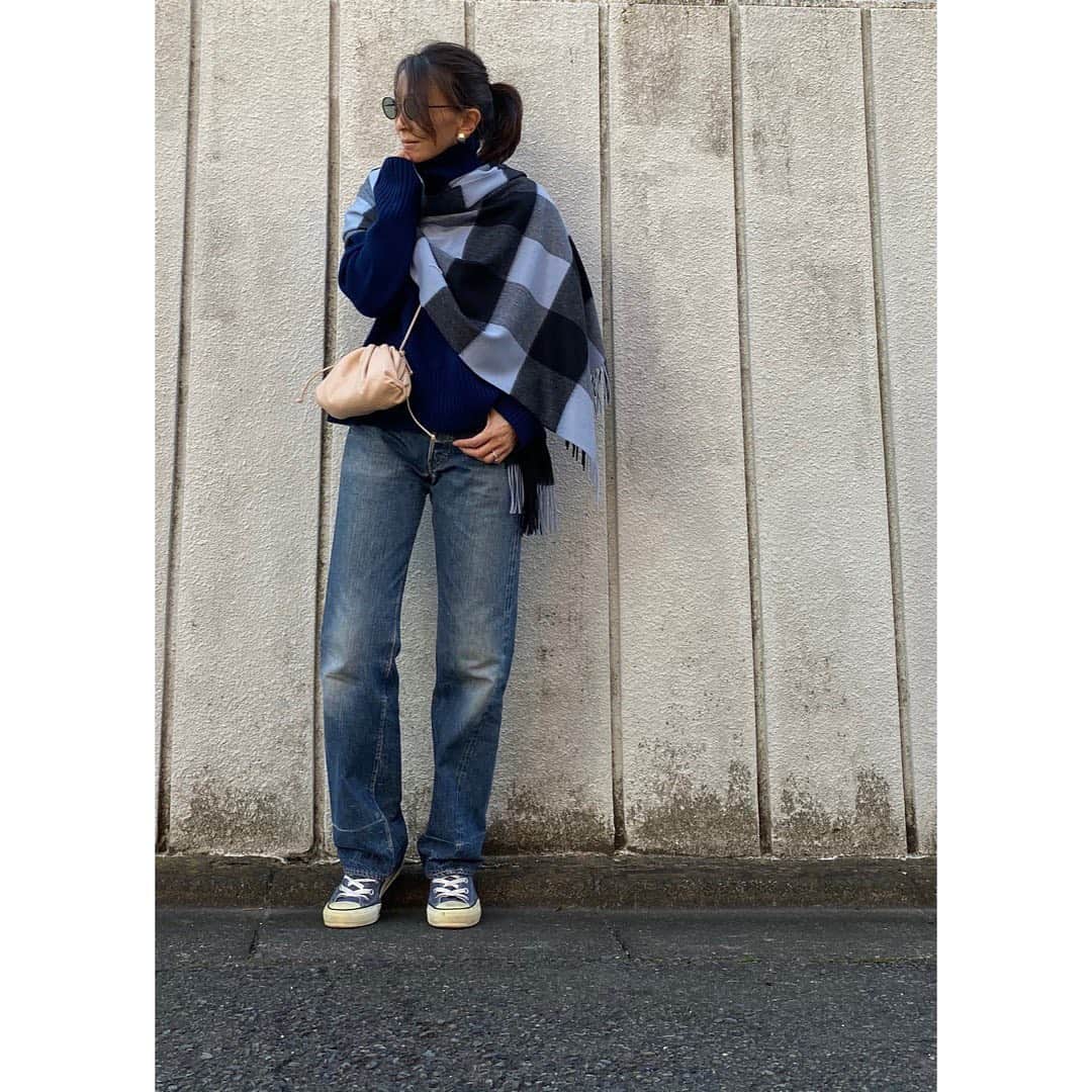 のインスタグラム：「肌はやばいですけど、天気がいいのでお出かけ。 . @norc.jp × @verystore_jp のニットはブルーネイビーだから今日は青でまとめてみた✨ #shizunascoordinate」