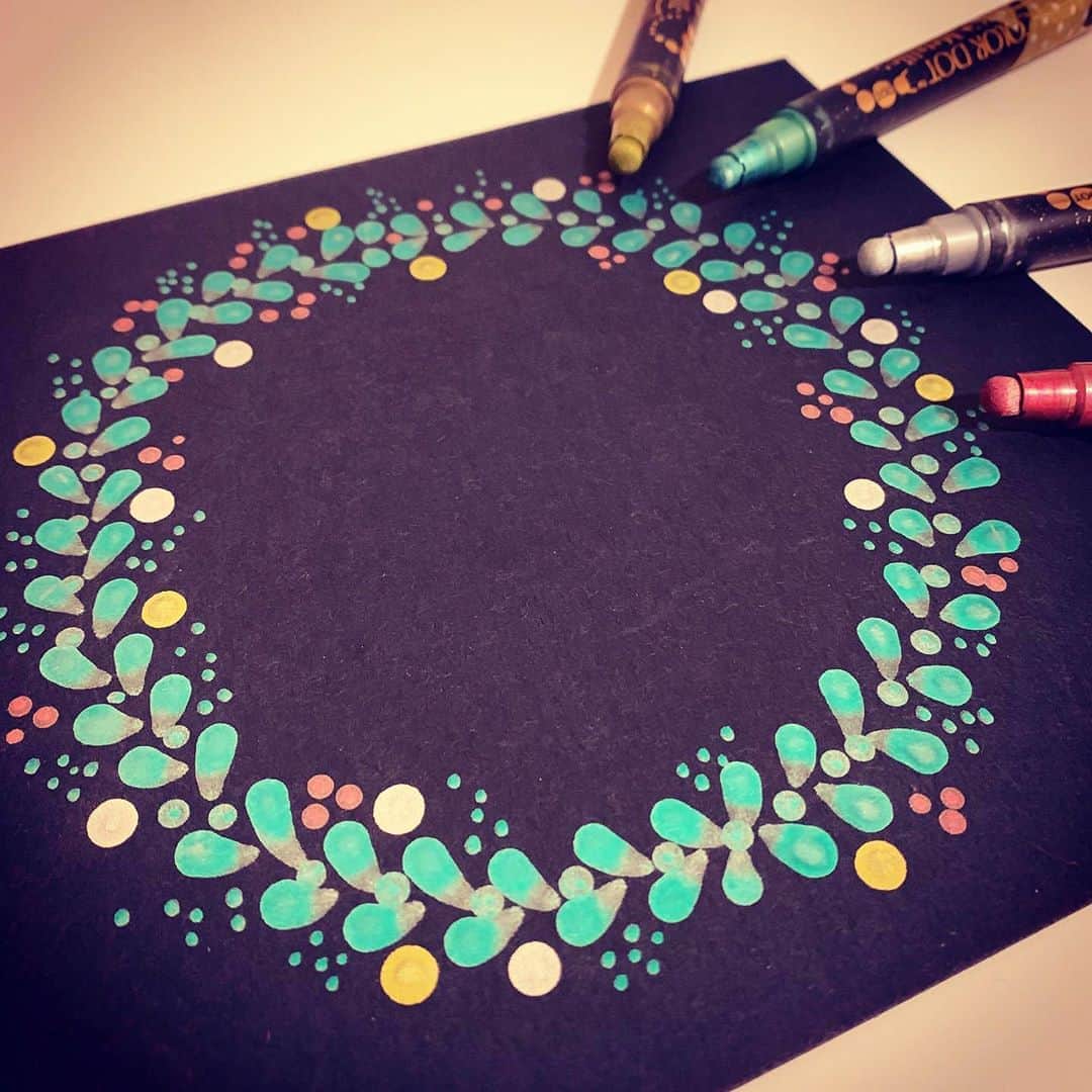 のインスタグラム：「ZIG CLEAN COLOR DOT Metallic 筆日和メタリックと一緒に使って素敵にクリスマスカードメイキング！ クリスマスシーズンに向けて、是非お試しください！ #cleancolordotmetallic #ZIG #metallic #christmas #fudebiyori #筆日和 #クリーンカラードット」