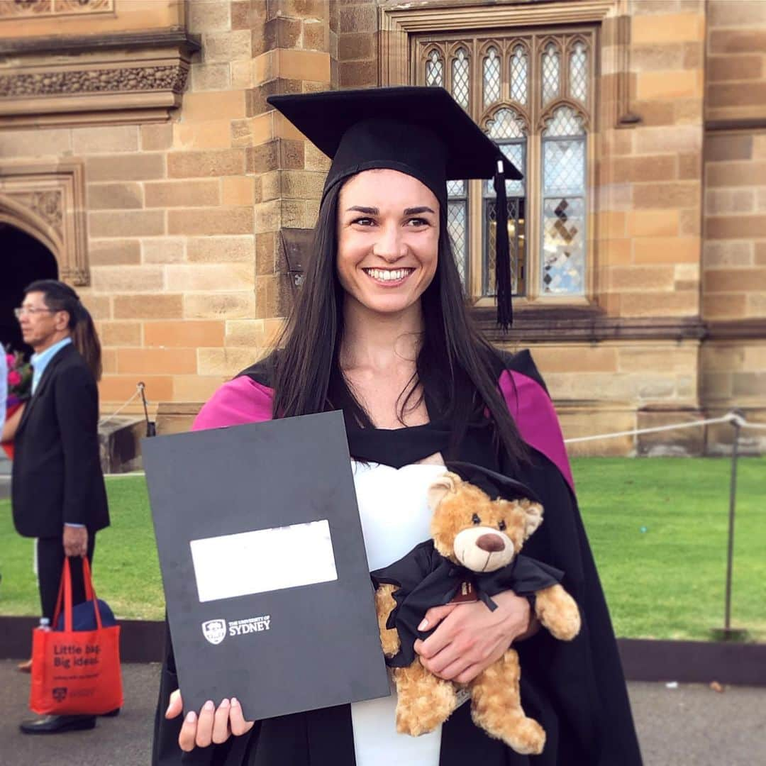 ミシェル・ジェネクのインスタグラム：「Thanks Sydney Uni for the past 6.5 years! It was a special moment officially graduating on Friday with a Bachelor of Engineering👩🏻‍🎓🤓 @sydney_uni @sydunisport #engineering #graduation」