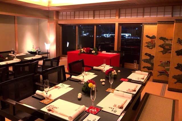 GLIONMUSEUM（ジーライオンミュージアム）さんのインスタグラム写真 - (GLIONMUSEUM（ジーライオンミュージアム）Instagram)「2019/11/10﻿ ﻿ 【京都の歴史的空間『京料理 箔 @kyoto_haku 』をプライベート空間としてご利用いただけます】﻿ ﻿ 京都の木屋町に佇む肉割烹の料亭『京料理 箔』では、その歴史的な趣溢れる空間を活かして場所貸しも行っております。﻿ お稽古や展示会はもちろん、披露宴などでもご利用いただけます。﻿ ﻿ また京料理 箔では1日1組様限定で宿泊も承っております。﻿ 国内外問わず人気の京都で、鴨川を眺めながら特別な日を過ごしませんか？﻿ ﻿ ご相談やお問い合わせは下記電話番号より承っております。﻿ ﻿ 〈京料理 箔〉﻿ 住所﻿ 京都府京都市中京区木屋町通三条上る上大阪町528-3﻿ ﻿ 電話番号﻿ 075-254-8717﻿ ﻿ 営業時間﻿ 午後5時〜10時﻿ ﻿ 定休日﻿ 水曜日及び不定休﻿ ﻿ HP﻿ https://www.haku.kyoto/﻿ ﻿ ﻿ #kyoto﻿ #京都﻿ #京料理箔﻿ #日本料理﻿ #歴史的建造物﻿ #肉割烹 #レンタルスペース #レンタルスペース京都 #披露宴 #location #写真好きな人と繋がりたい  #ロケーション」11月10日 15時10分 - glionmuseum