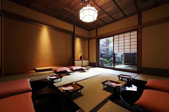 GLIONMUSEUM（ジーライオンミュージアム）さんのインスタグラム写真 - (GLIONMUSEUM（ジーライオンミュージアム）Instagram)「2019/11/10﻿ ﻿ 【京都の歴史的空間『京料理 箔 @kyoto_haku 』をプライベート空間としてご利用いただけます】﻿ ﻿ 京都の木屋町に佇む肉割烹の料亭『京料理 箔』では、その歴史的な趣溢れる空間を活かして場所貸しも行っております。﻿ お稽古や展示会はもちろん、披露宴などでもご利用いただけます。﻿ ﻿ また京料理 箔では1日1組様限定で宿泊も承っております。﻿ 国内外問わず人気の京都で、鴨川を眺めながら特別な日を過ごしませんか？﻿ ﻿ ご相談やお問い合わせは下記電話番号より承っております。﻿ ﻿ 〈京料理 箔〉﻿ 住所﻿ 京都府京都市中京区木屋町通三条上る上大阪町528-3﻿ ﻿ 電話番号﻿ 075-254-8717﻿ ﻿ 営業時間﻿ 午後5時〜10時﻿ ﻿ 定休日﻿ 水曜日及び不定休﻿ ﻿ HP﻿ https://www.haku.kyoto/﻿ ﻿ ﻿ #kyoto﻿ #京都﻿ #京料理箔﻿ #日本料理﻿ #歴史的建造物﻿ #肉割烹 #レンタルスペース #レンタルスペース京都 #披露宴 #location #写真好きな人と繋がりたい  #ロケーション」11月10日 15時10分 - glionmuseum