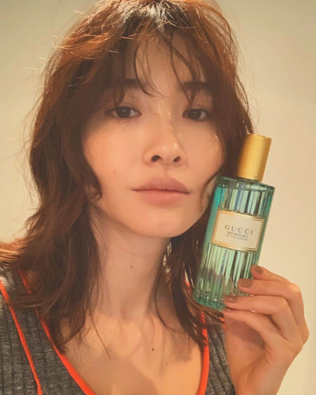 のインスタグラム：「髪にトリートメントをかけ、少しお買い物👟👟 香水を新しい物にしたくて、爽やかだけどちょっと甘いローマンカモミールの香りに惹かれてこちらをGet🍃 . . . . . . #guccimemoire」