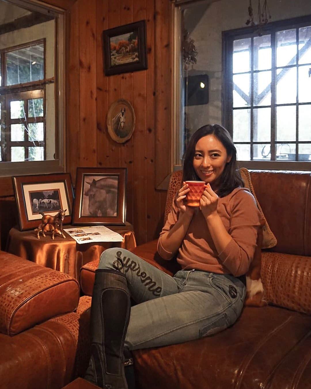 のインスタグラム：「Post training coffee was so rejuvenating!🐎💖 レッスンも終わってホッと一息 出来ない事が一つずつ出来るようになる事が本当に嬉しい。いくつになっても学び続けたい😊 @evergreenhorsegarden . #horsebackriding  #Japan #shortgetaway #horseriding  #乗馬 #乗馬女子 #女子旅」
