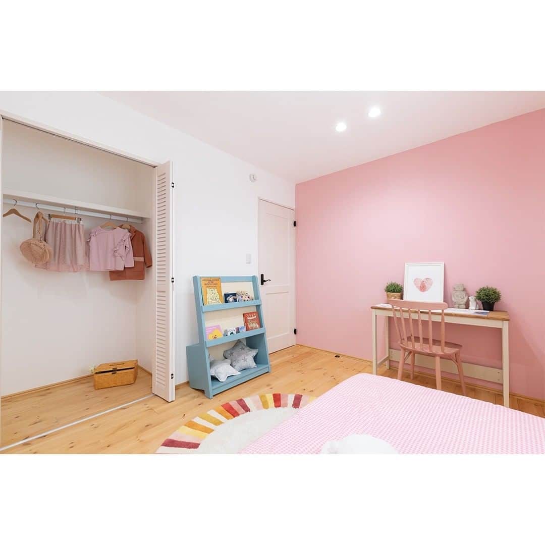 homelife 夢を叶える暮らし方のインスタグラム：「【かわいいが詰まった部屋】 . . お子様の好きなピンクをふんだんに使用し かわいいがつまった子供部屋です . . こちらのお家はアーキホームライフのお施主様邸の施工写真です。 その他の施工写真は、 @homelife_gallery のURLからご覧いただけます。 . 家づくりの資料請求はコチラから @homelife_shiryou . . #子供部屋 #かわいい部屋 #ピンク #子育てママ #cute #こだわり #京都で家を建てる #大阪で家を建てる #兵庫で家を建てる #マイホーム計画 #ローコスト住宅 #マイホーム #夢のマイホーム #間取り #シンプルな暮らし #暮らしを楽しむ #注文住宅 #自由設計 #デザイン住宅 #myhome #family #house #home #homelife_京都 #homelife_大阪 #homelife_兵庫 #ホームライフ #ホームライフ100 #アーキホームライフ」