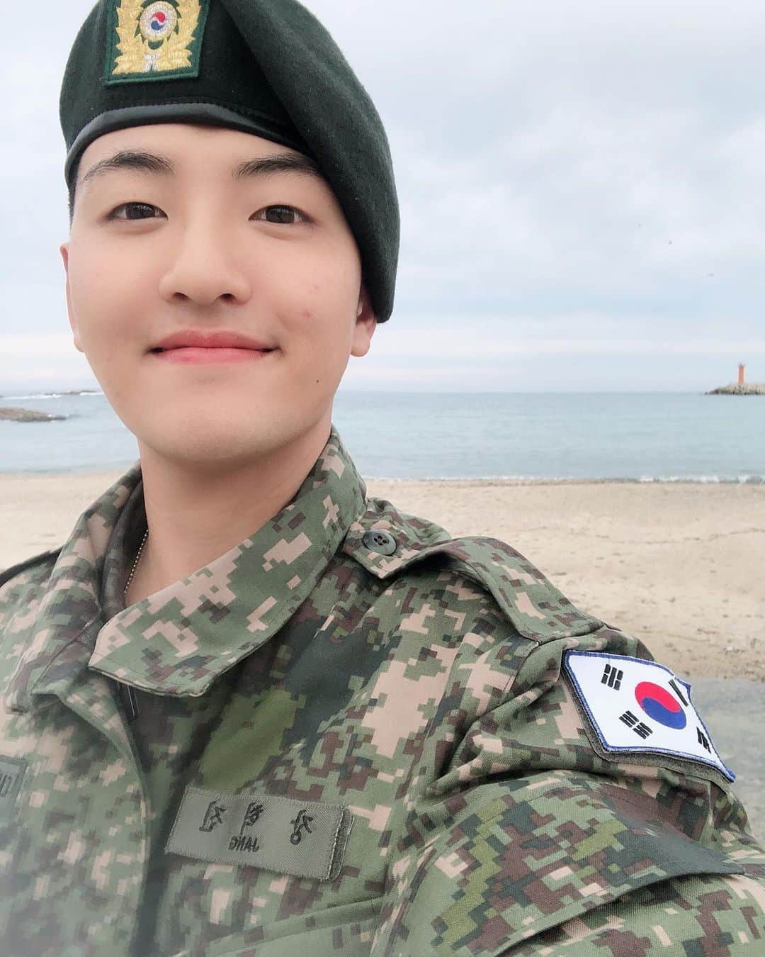 ヒョクジン のインスタグラム：「콧구멍에 바람넣기 👃 💨」