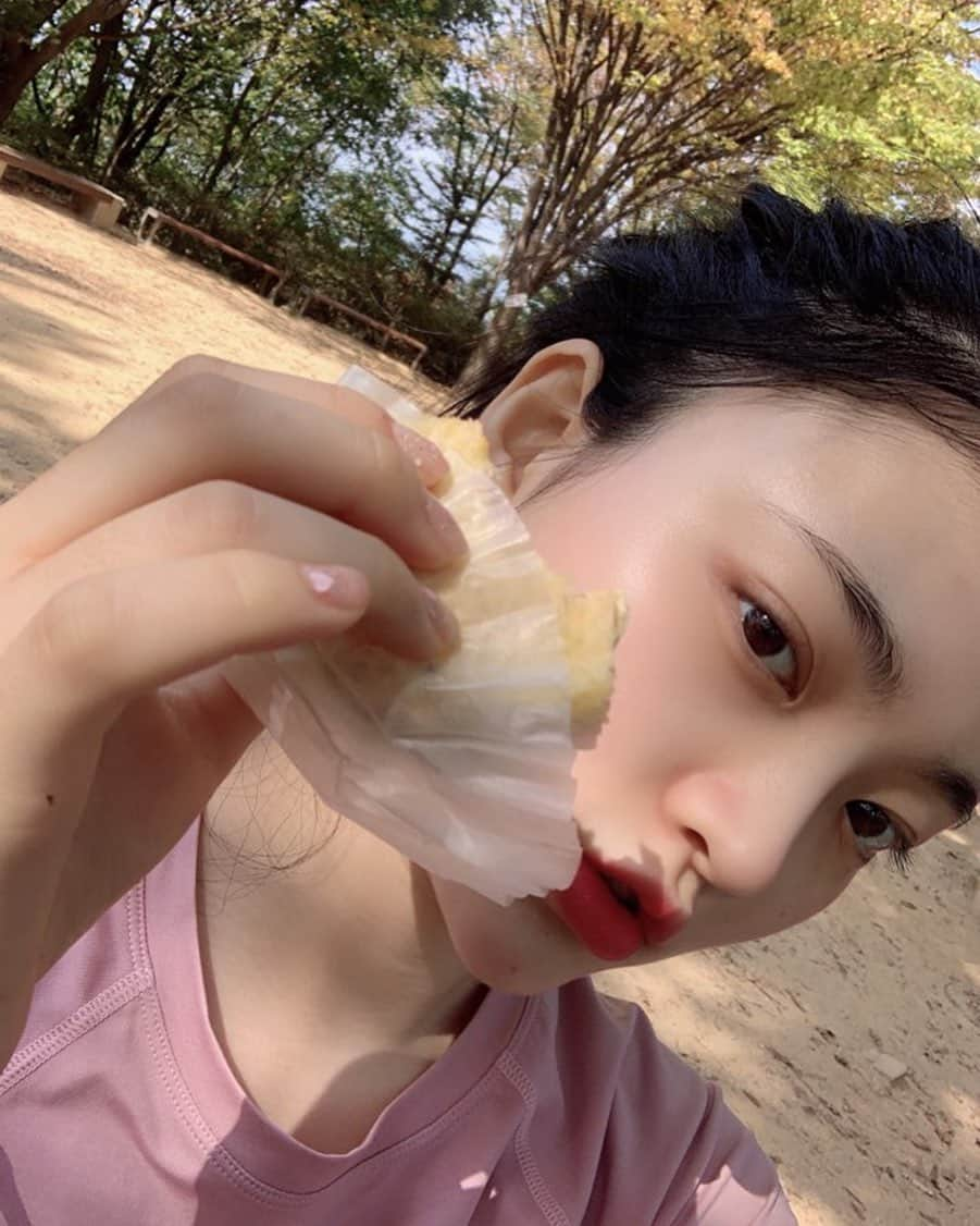 DIAさんのインスタグラム写真 - (DIAInstagram)「⠀ [#솜이] ⠀ 등산 후 먹는 샌드위치 얌얌🥪 에이드는 무슨 운동을 즐겨하시나욤!!? 시간이 나면 가끔 등산 가는 것도 나쁘지 않은 것 같아요✨ 등산 짱짱!✨ ⠀ #다이아 #DIA #솜이 #SOMYI」11月10日 15時42分 - mbk.dia