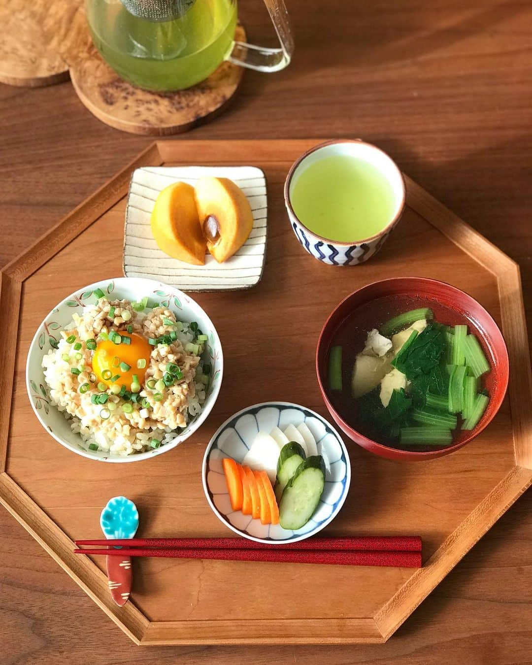 kokochiyoiさんのインスタグラム写真 - (kokochiyoiInstagram)「2019/11/10 日曜日の#朝ごはん。 お餅なし雑煮、 #ひきわり納豆＋大和芋＋卵黄ごはん、 ぬか漬け3種、柿と緑茶。 ＊ ＊ ＊ 肌寒くなってきたせいか、 今朝突然、 #お雑煮 が食べたくなって、 お餅はナシでお雑煮を作りました。 かつおと鶏のW出汁が最高です。 うーんあったまるー😍」11月10日 15時42分 - kokochiyoi