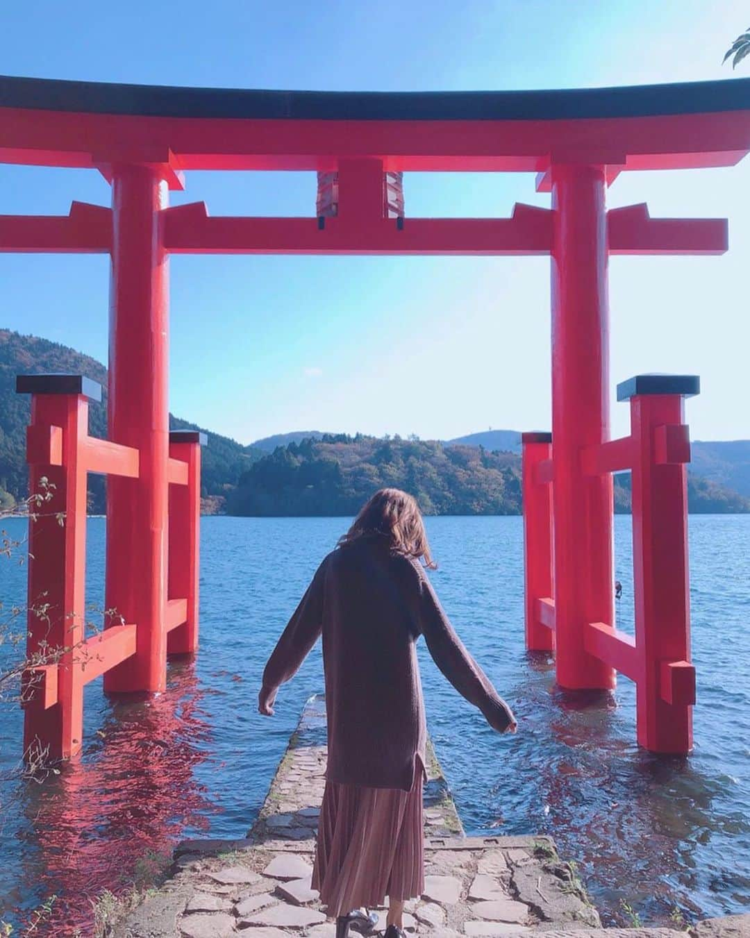 荒木沙織のインスタグラム：「行ってみたかったやつ🙏🙏 . . . . .  #箱根神社#箱根湯本」