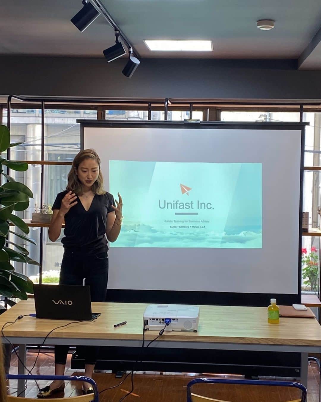 のインスタグラム：「Ayurveda & Yoga for Business. 先日はリピート頂いた企業様へセミナーを開催させていただきました。  前回は、"食"に特化した食べ方の知恵をメインにお伝えしましたが、今回はヨガ哲学を基に瞑想、呼吸法、普段着で行えるヨガ、体幹トレーニングを通して様々な体験、そして自分の身体を感じる時間を過ごしていただきました。  アーユルヴェーダ、ヨガの考え方、動き方…心の在り方、身体の正しい状態、感覚器官の感じ方…などは、人の営み全てに深く関わり影響し合っています。  生活の中、人生の中で大きな比重を占めるビジネスシーン、またはその仕事のパフォーマンスを上げるためには、プライベートの在り方も同時に考えていく必要があるのではないでしょうか？  健康経営事業なども、仕事中のこと、職場での過ごし方だけでなく、ライフスタイル全体として、生活、人生のより良い在り方として、より包括的に、そして個別性を尊重した考え方でアプローチしていくことが重要だと考えています。  アーユルヴェーダ、ヨガを日々、本当の意味で、生活に取り入れることで、毎日の感情、感覚、体験、生活の全てが明瞭で色鮮やかになり、人生に迷いや不安や憤りがなくなり、毎日を効率的に生きることができ、本来の人生の価値を感じ、使命を全うできるのだと心から実感しています。  どの分野でもそうだと思いますが、いくら知識があっても、いくら勉強したとしても、実践と、そこから得られる実感、完全な理解がなければ、人の心や身体、生活を動かせないだけでなく、自分自身に何の変化も施すことができません。  分かっているけど、やめられない、 変わりたいけど、変われない、 または、 相手に伝えたいのに伝わらない、 理解してもらいたいたい、 変わってほしい、変えてあげたい、 など…  何か憤りを感じている方は、是非その感情の解決のヒントとして、生活の知恵=アーユルヴェーダが存在することを知ってほしい。 それが私の現在の活動の原動力であり、生涯かけて伝えたいと思う魅力でもあります。  私はただ実体験したことを伝えているだけ。深いとか、浅いとか、何年やってるかとか、どこで勉強したとか…そんなのは関係なく、どれだけ感じられているかが最も重要だと思っています。  まずはその心地よさを感じるキッカケを体感いただけるように、この根本的な基礎知識をしっかりと学べる座学をこじんまりと用意しています。  毎月いずれかの日曜日夜19-21pmで行なっているアーユルヴェーダ基礎講座。来春にかけて連載を計画していますが、初回のAyurveda Basicを受けそびれてしまった方からの再開催のオーダーを頂き、急遽来週に補修クラスの開催を企画しました。 .  11/17 sun. 19-21 @the_b_vegan .↑Ayurveda Basic 3回目の追加クラスです。  次回以降のアドバンスクラスはこのように流れていきます。以降は単発よりも順番に受講いたただくことをオススメします。  ①Ayurveda Life seminar (2回目) 12/1 sun. ②Ayurveda Food seminar ⑴ 1/19 sun. ③Ayurveda Food seminar ⑴ 補修 2月未定 ④ Ayurveda Food seminar⑵ 3月未定 ⑤ Ayurveda Food seminar⑵ 4月未定 . . ※詳細はweb siteをご確認くださいませ。 ※また、受けそびれた方がいらっしゃればオーダーいただき、補修クラスを随時開催検討していきます！ . . (実は来年には、私が経験して得てきた全ての知識をまとめてお伝えするアカデミーも考案中です。お楽しみに…🙏) . . こんなクラスがあったら受講したい… というオーダーも受け付けています😊  今はキッチャリーの作り方講座を近々で開催を考えていますよ！それでは皆様とお会いできますことを楽しみにしています👏 . . #ayurveda #アーユルヴェーダ  #yoga #ヨガ #より良く生きる知恵  #健康経営 #管理栄養士 #企業 #出張 #セミナー #ホリスティック #包括的 #本質 #健康 #経営 #ヘルス #マネジメント #講座 #基礎講座 #MOTHER #business #businessathlete #conditioning」