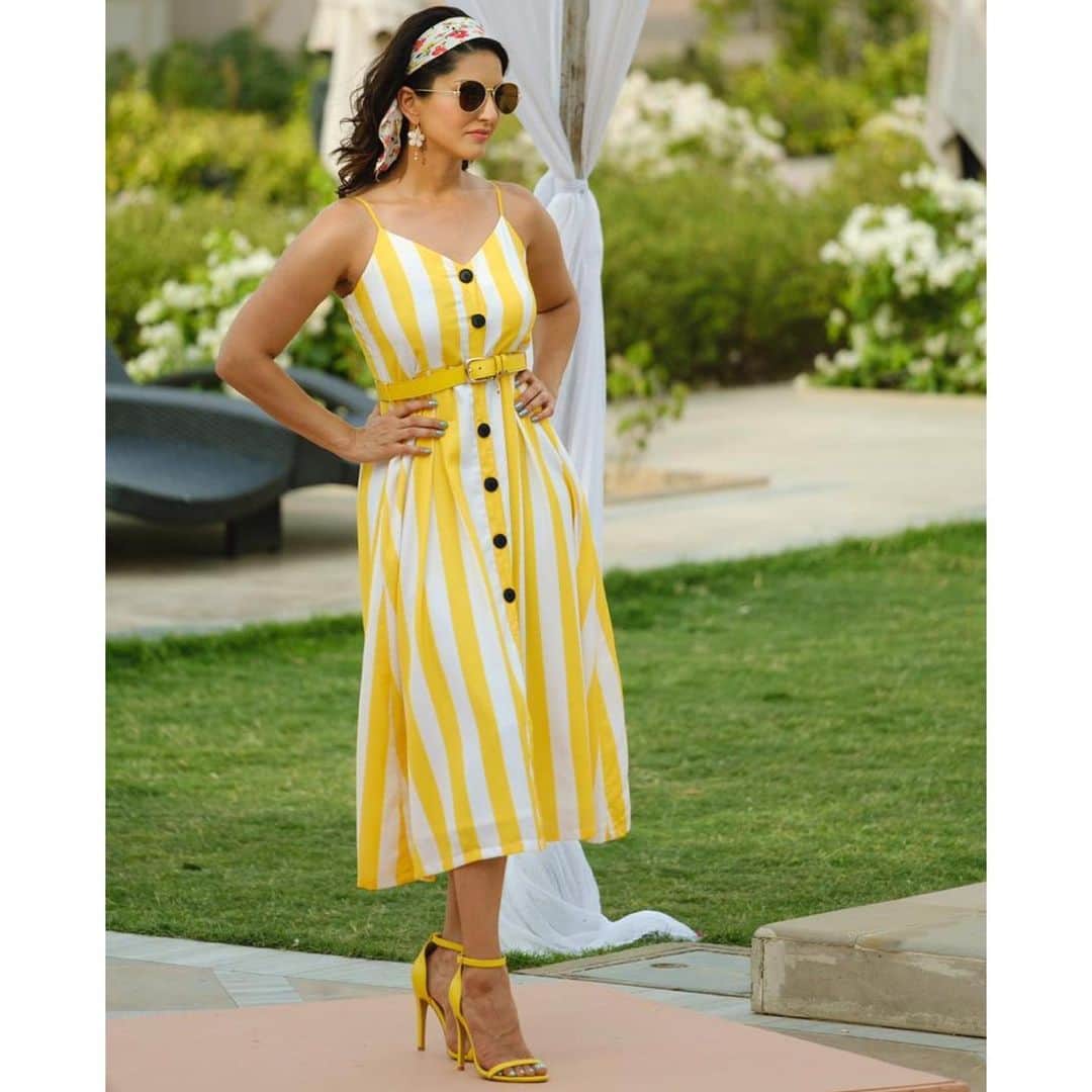 サニー・レオーネさんのインスタグラム写真 - (サニー・レオーネInstagram)「It's a #Yellow kind of day!! 🌞 . . Lips: #BabyDoll by @starstruckbysl  Outfit: @posswear Accessories: @goldqueen_in Sunglasses: @bellofox Heels: @trufflecollectionindia Styled by @hitendrakapopara Styling Asst @shiks_gupta25 & @sameerkatariya92 HMU @tomasmoucka @jeetihairtstylist」11月10日 15時45分 - sunnyleone