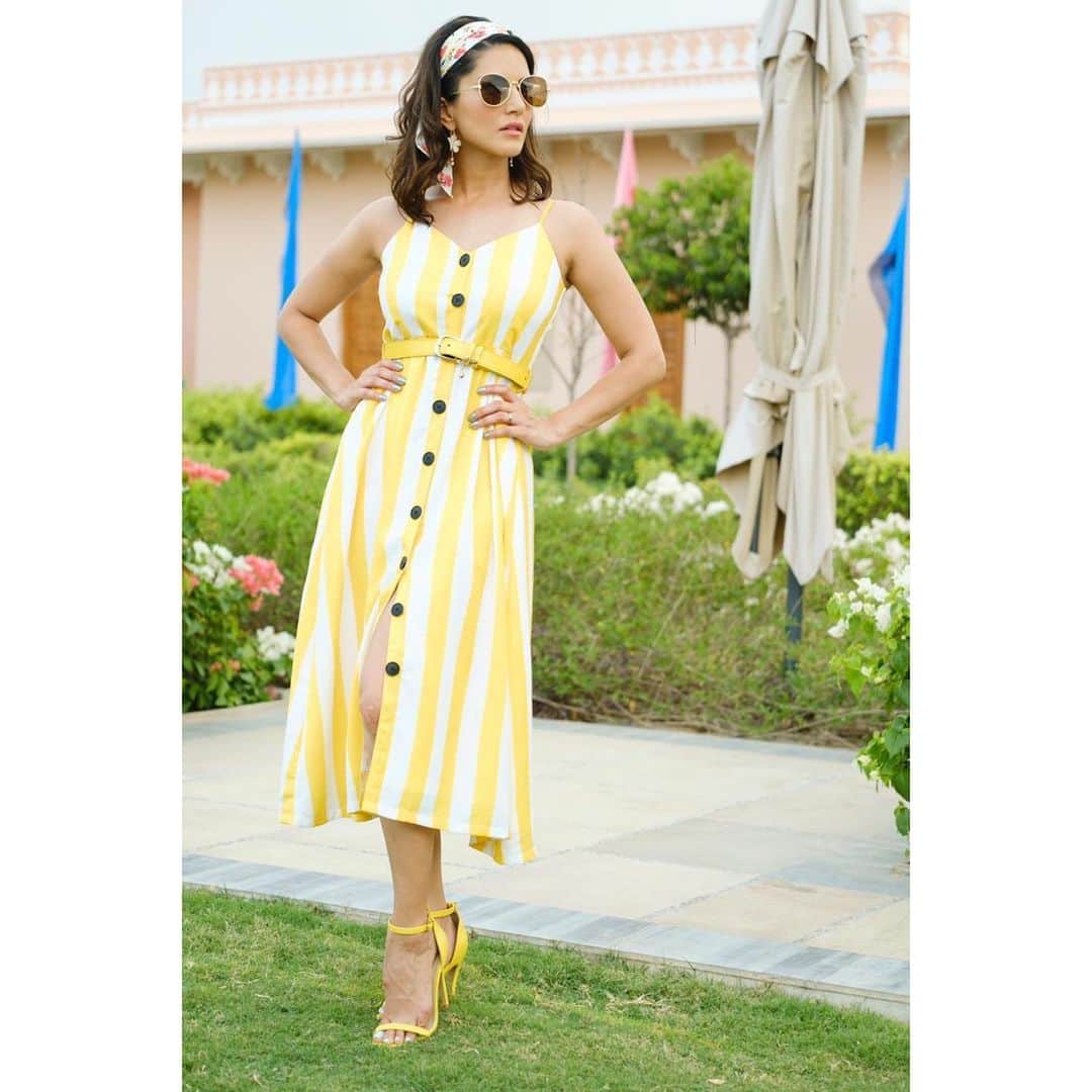 サニー・レオーネさんのインスタグラム写真 - (サニー・レオーネInstagram)「It's a #Yellow kind of day!! 🌞 . . Lips: #BabyDoll by @starstruckbysl  Outfit: @posswear Accessories: @goldqueen_in Sunglasses: @bellofox Heels: @trufflecollectionindia Styled by @hitendrakapopara Styling Asst @shiks_gupta25 & @sameerkatariya92 HMU @tomasmoucka @jeetihairtstylist」11月10日 15時45分 - sunnyleone