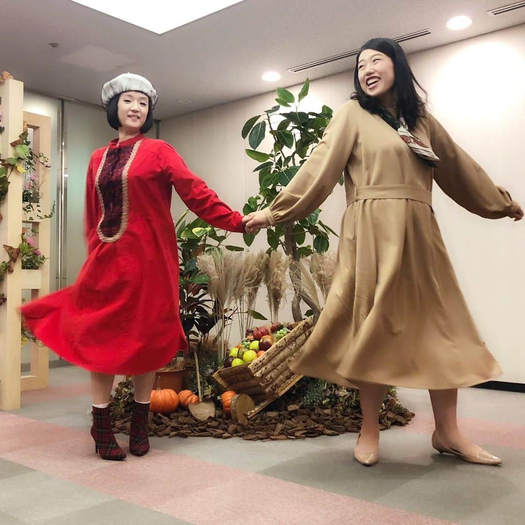 横澤夏子さんのインスタグラム写真 - (横澤夏子Instagram)「#千秋さんとスカートふりふり写真だよー #躍動感出してるのよー #うふ！」11月10日 15時50分 - yokosawa_natsuko